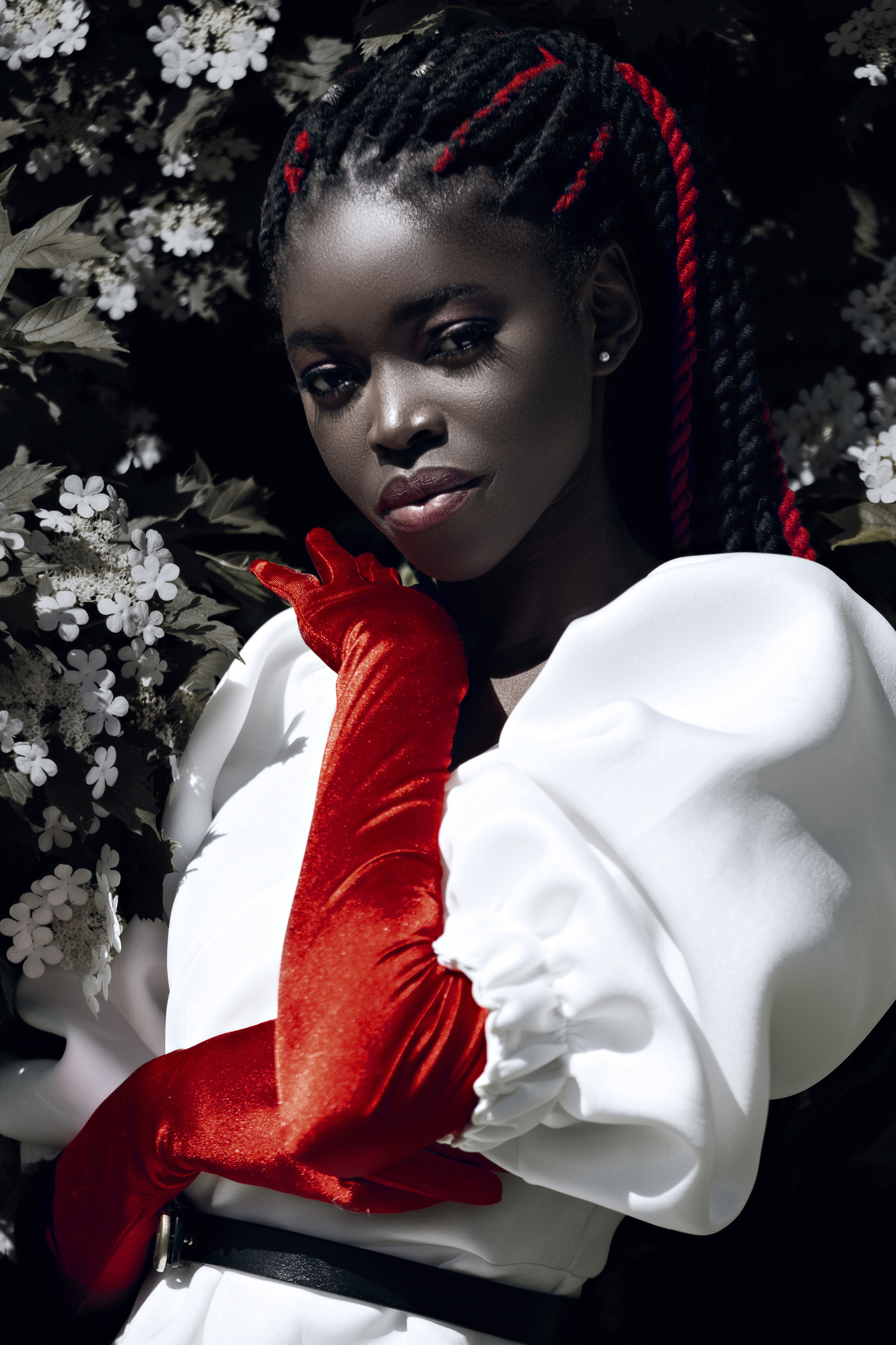 Девушка в белом платье и красных перчатках