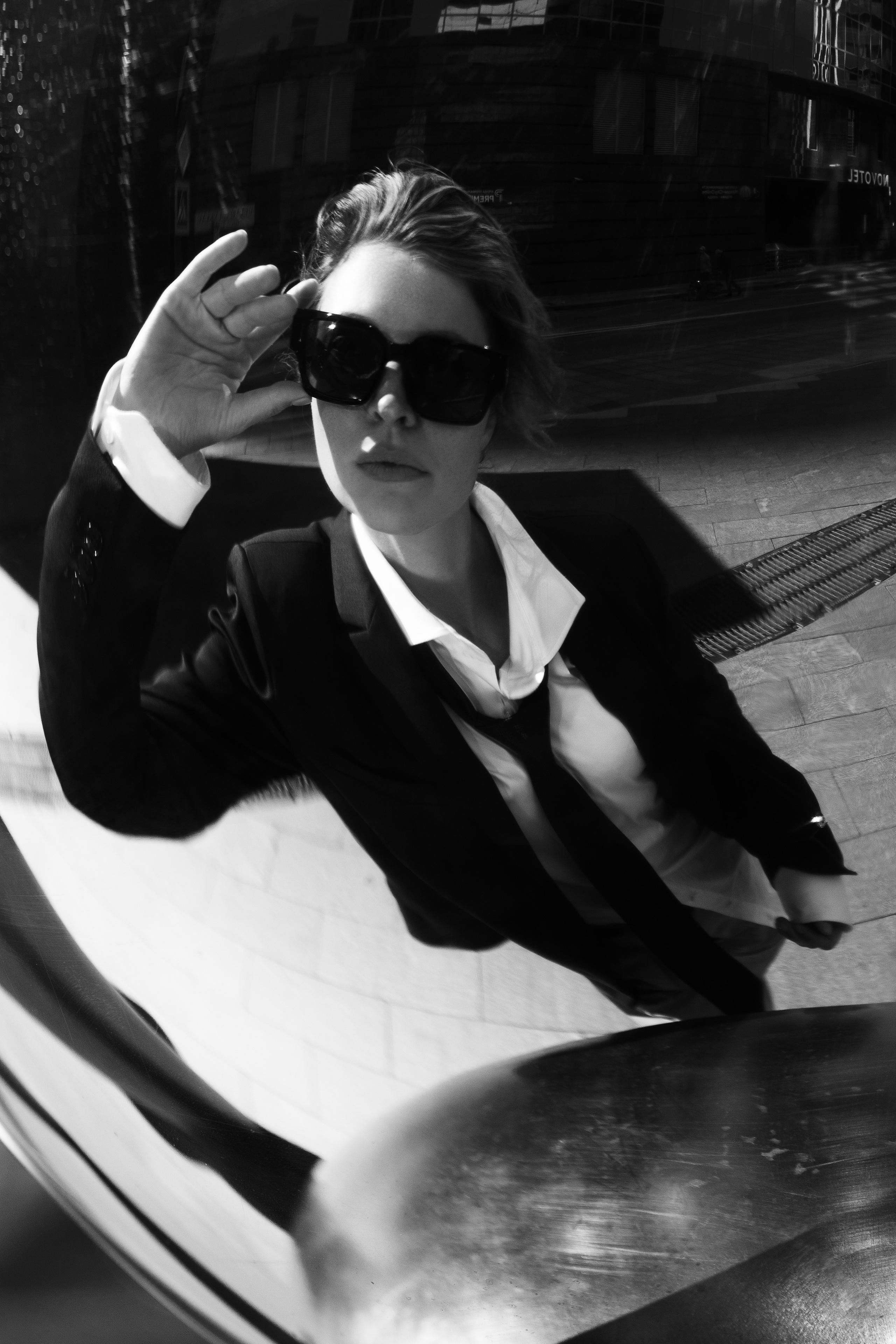 Отражение девушки в зеркале