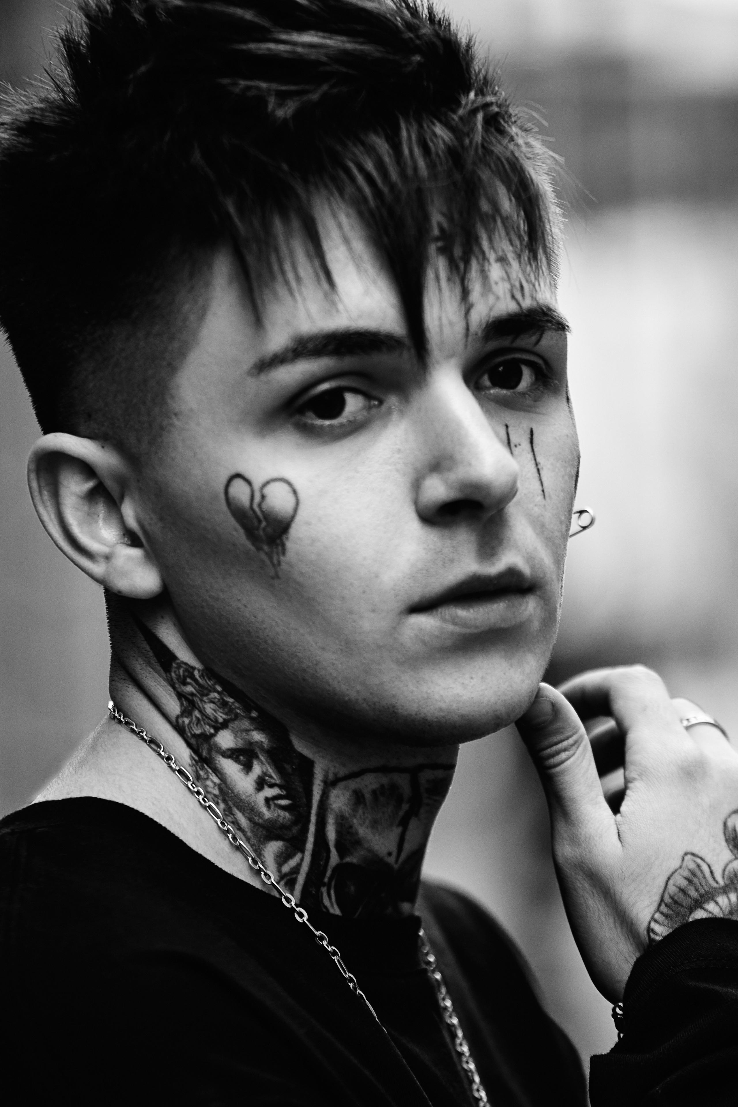 Парень с татуировками на лице