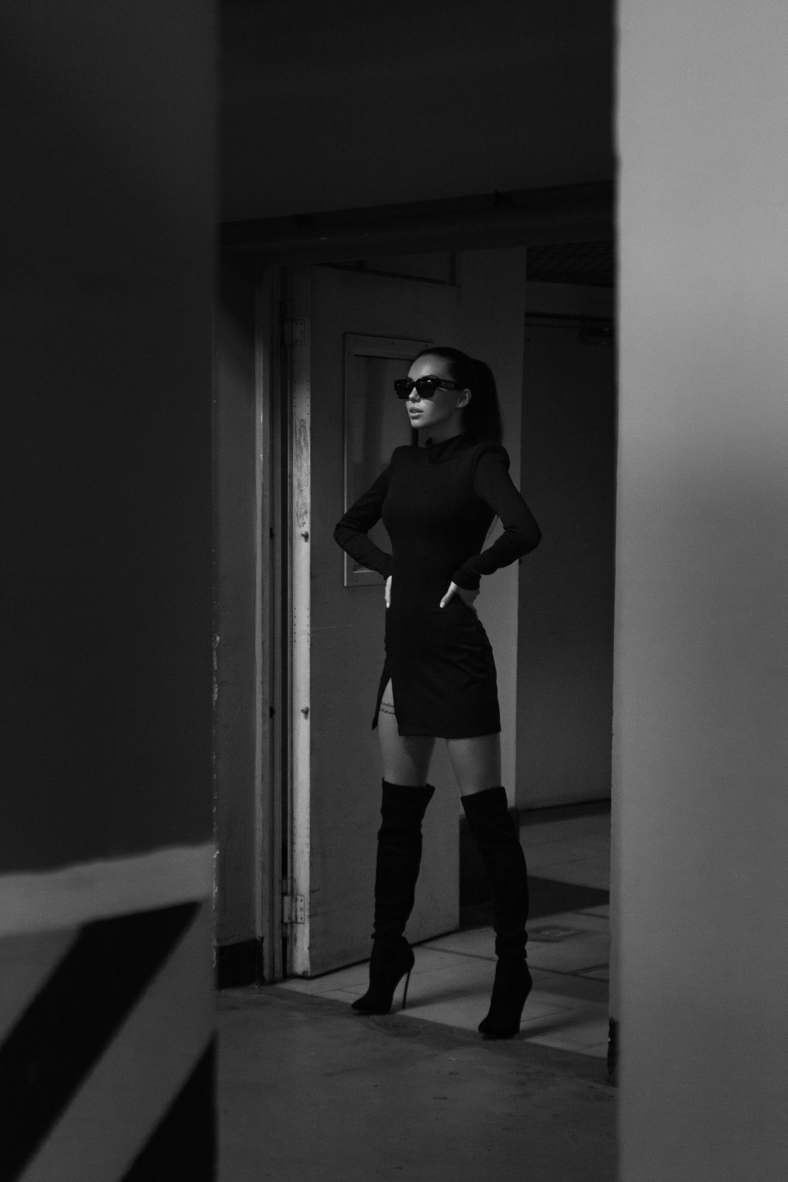 Девушка в черном платье на парковке