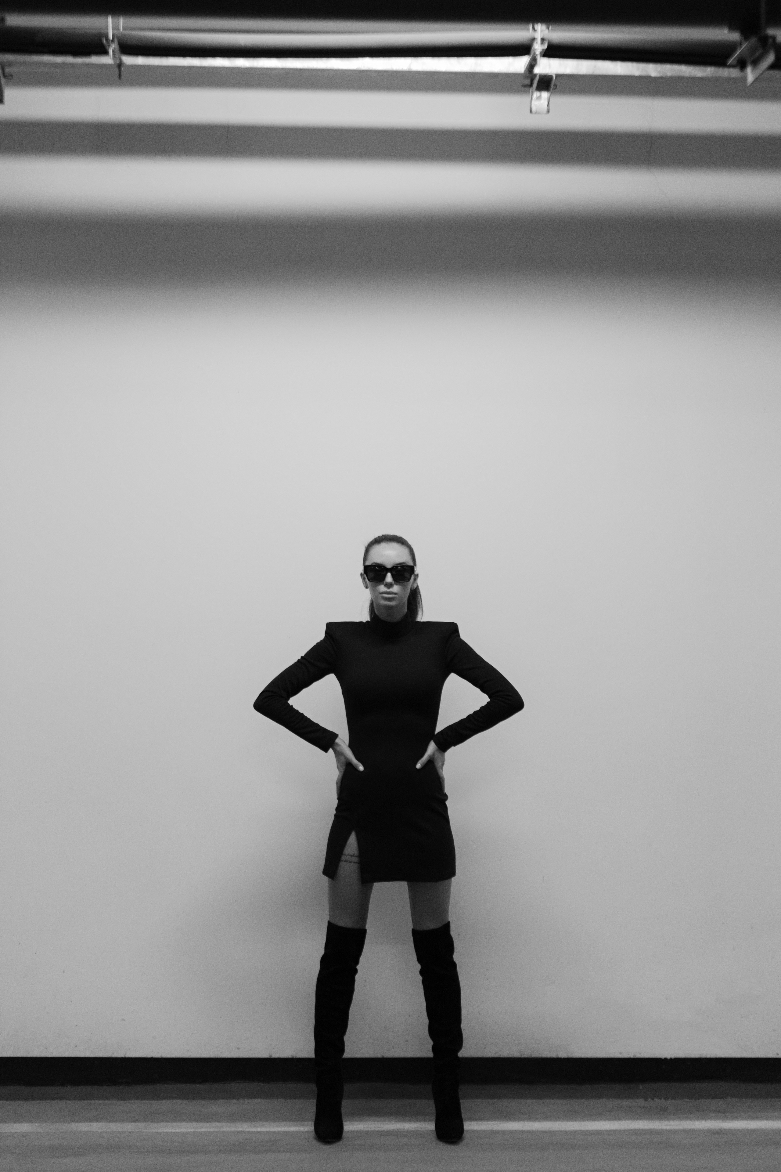 Девушка в черном платье на белом фоне