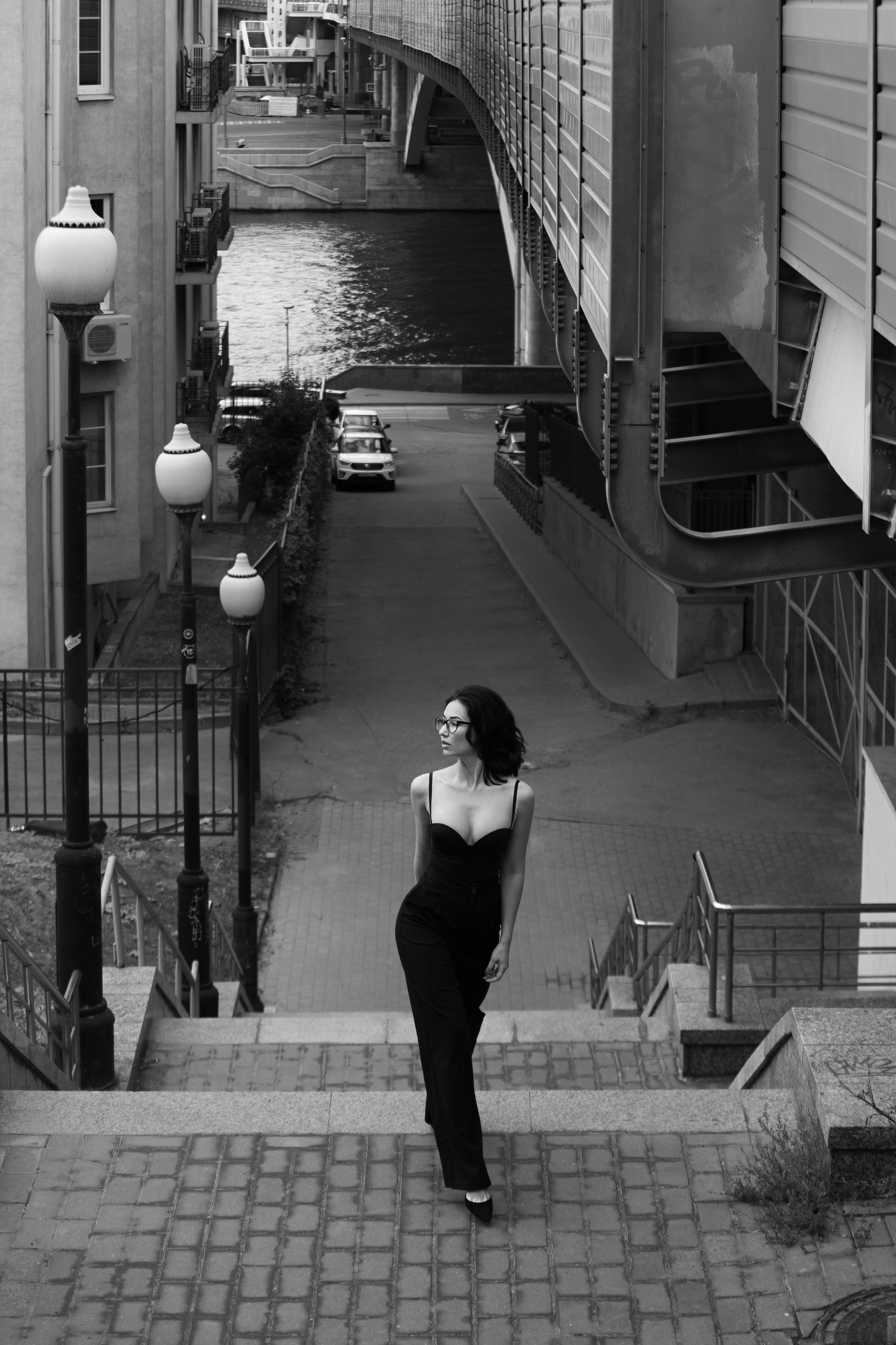 Девушка в строгом костюме прогуливается по городу