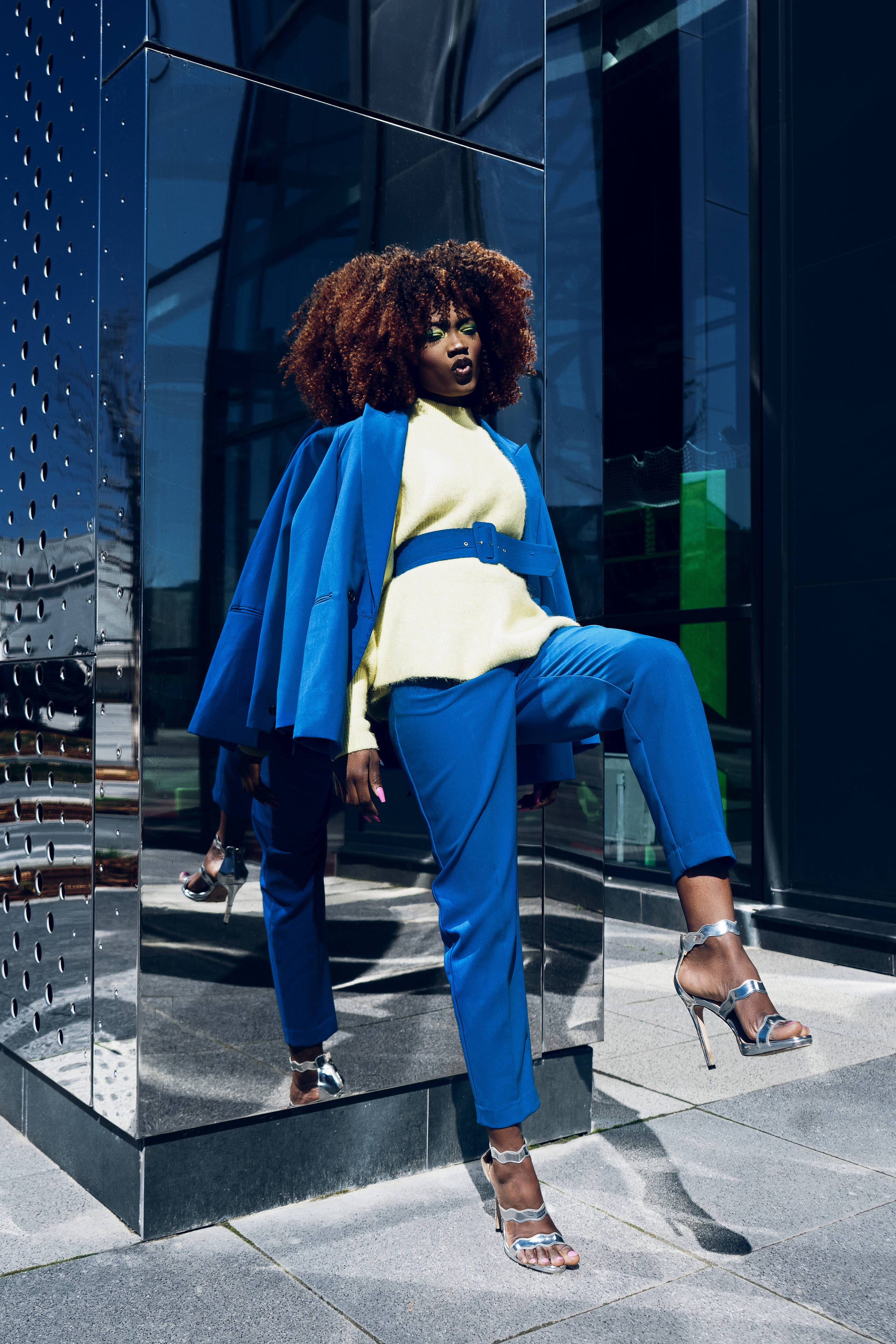 Темнокожая девушка в синем костюме