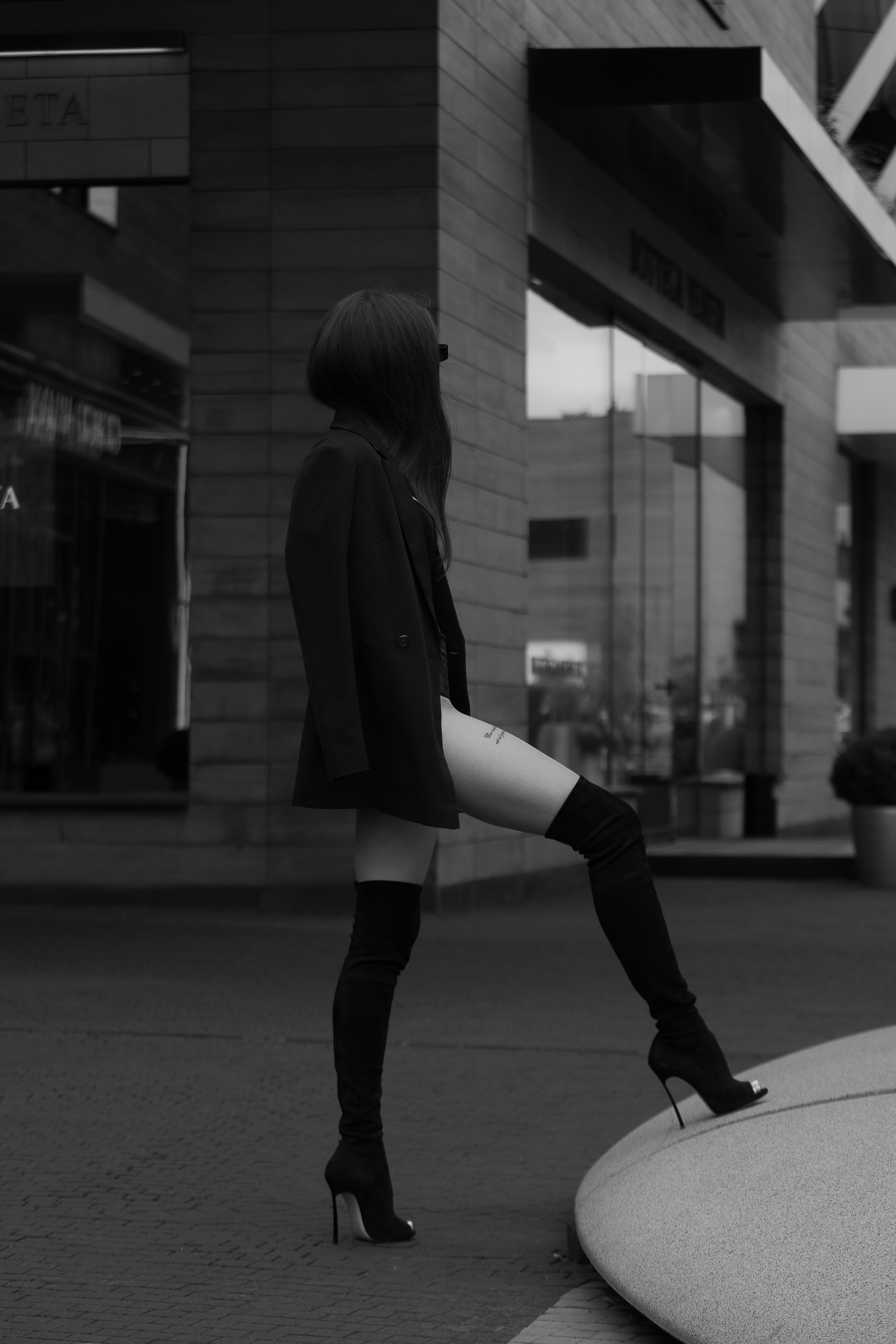 Девушка в белье на фоне города