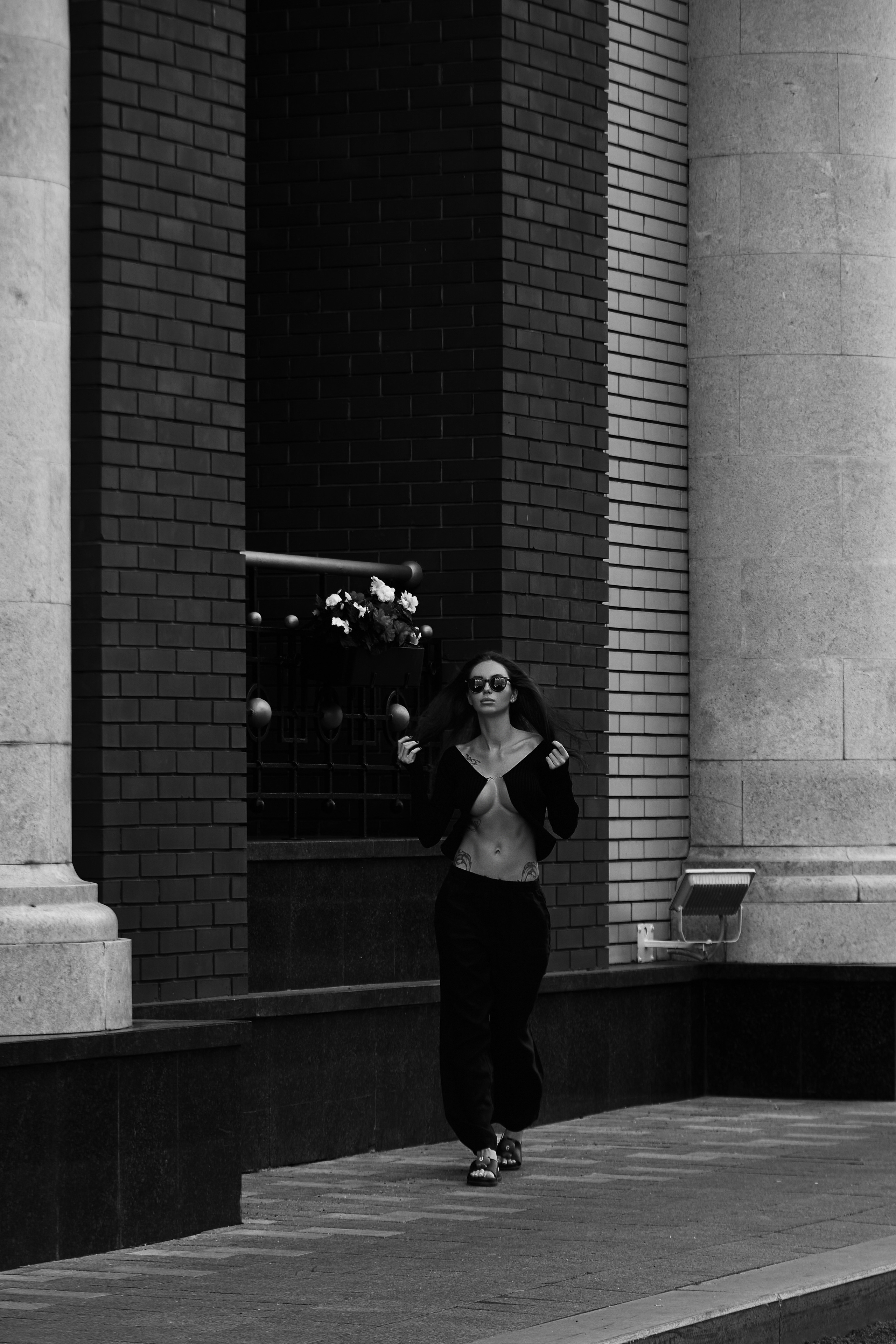 Эстетичный портрет девушки на фоне колонн