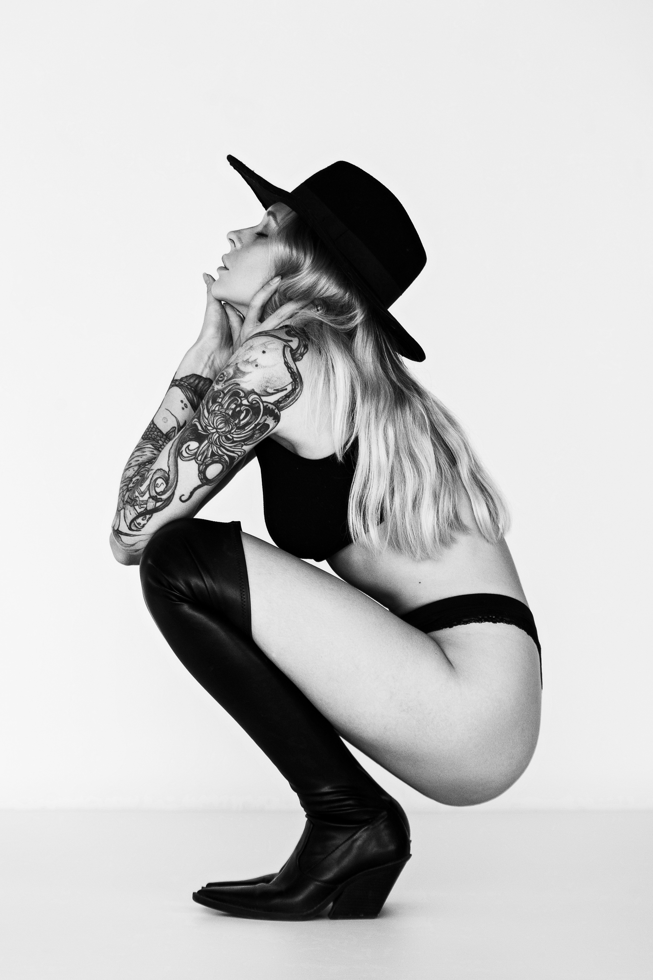 Девушка в белье и шляпе с канатами