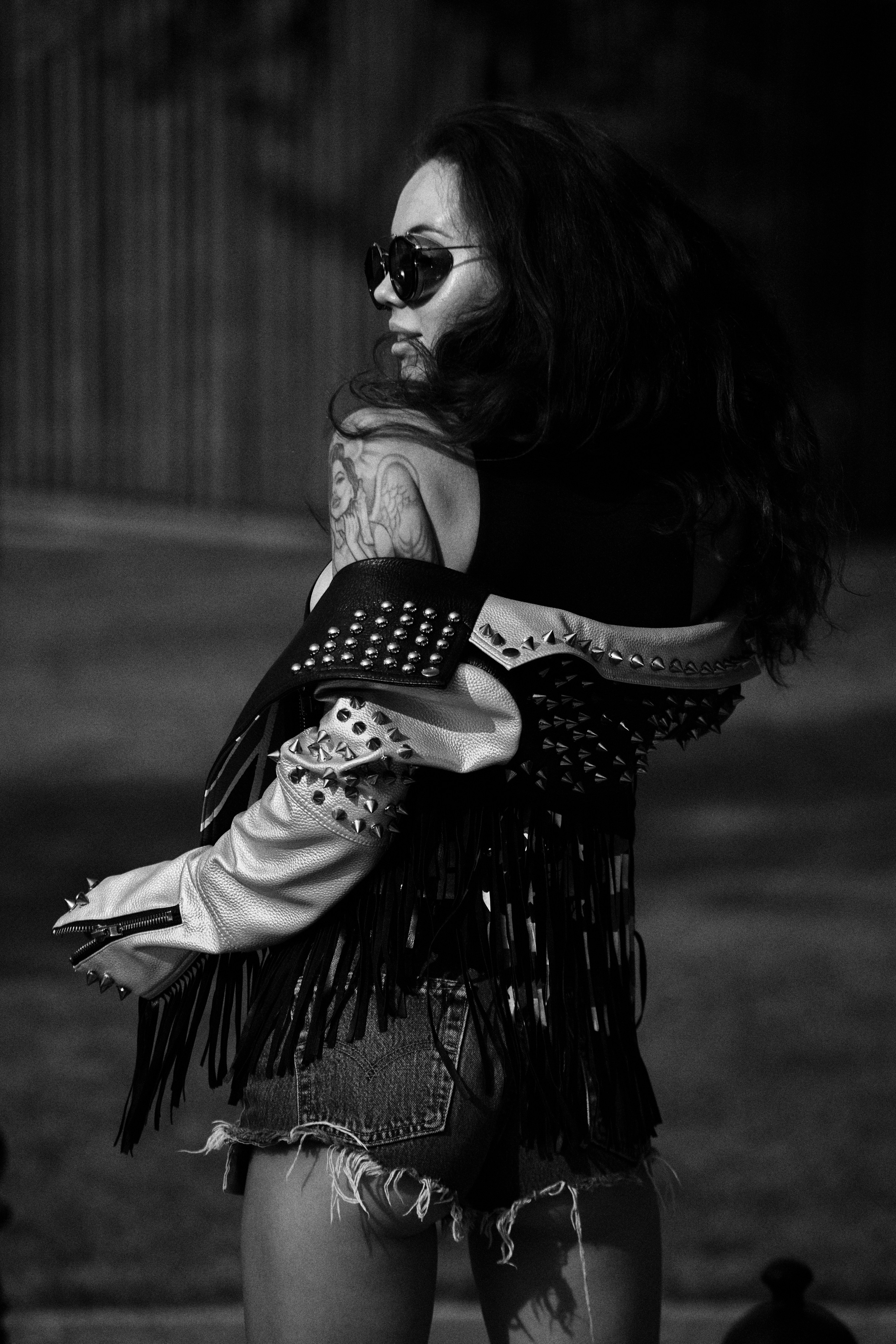 Девушка в коротких шортах и в кожаной куртке