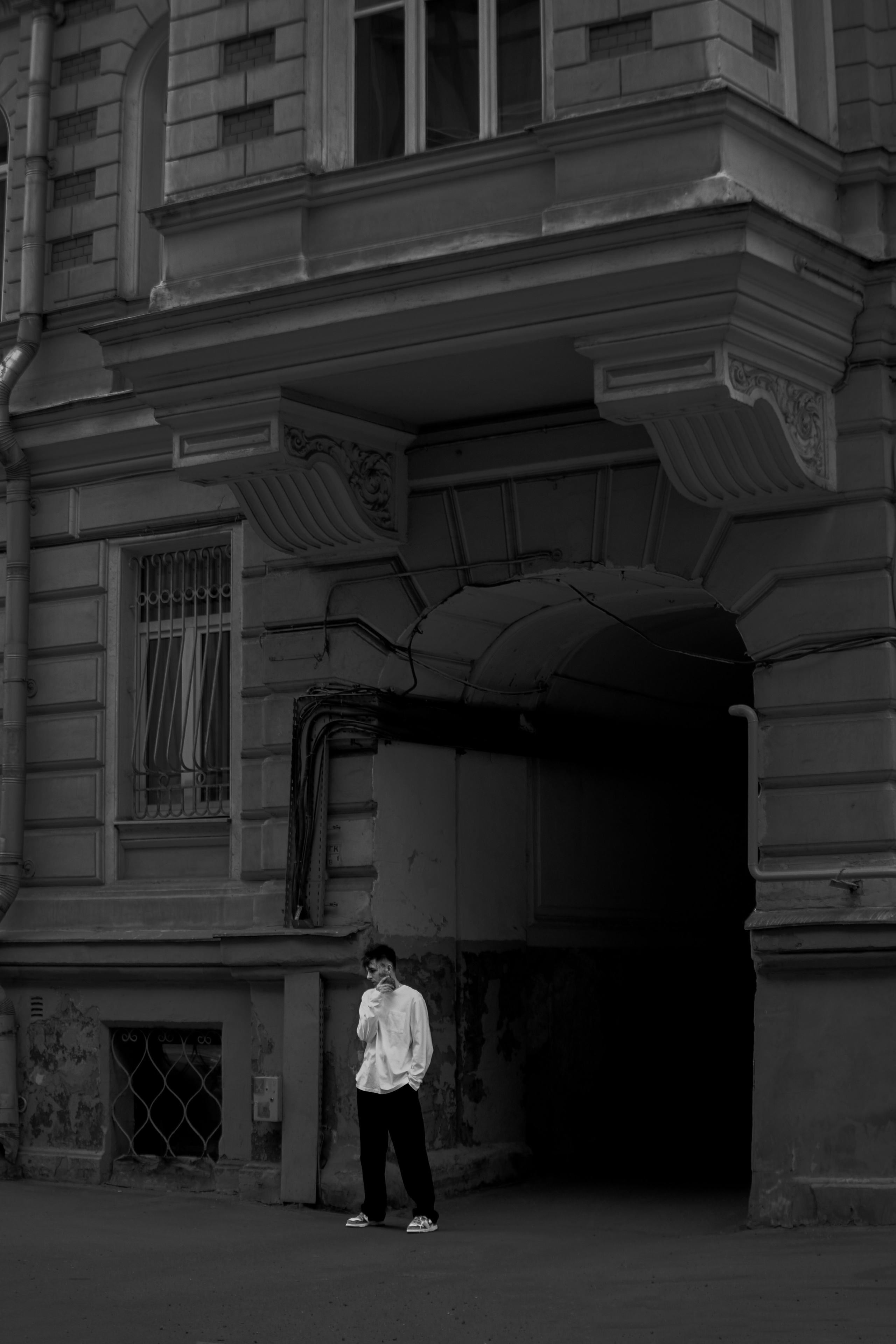 Мужчина в строгом костюме на фоне здания