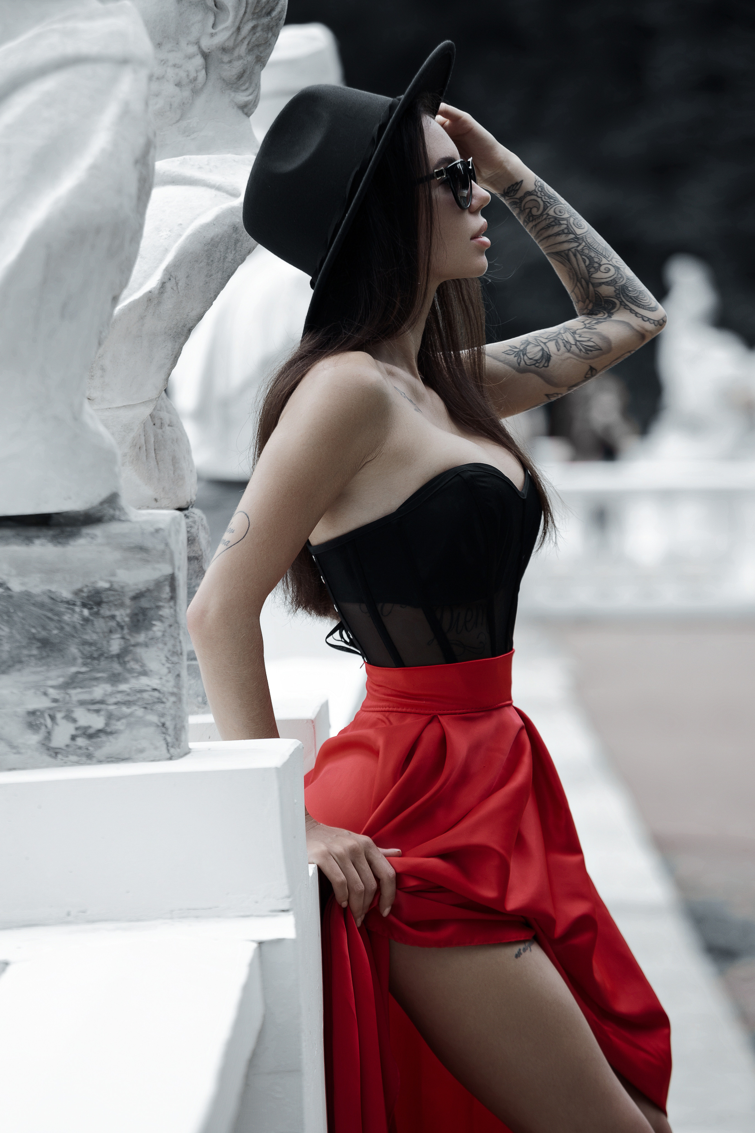 Девушка в красном платье на фоне замка