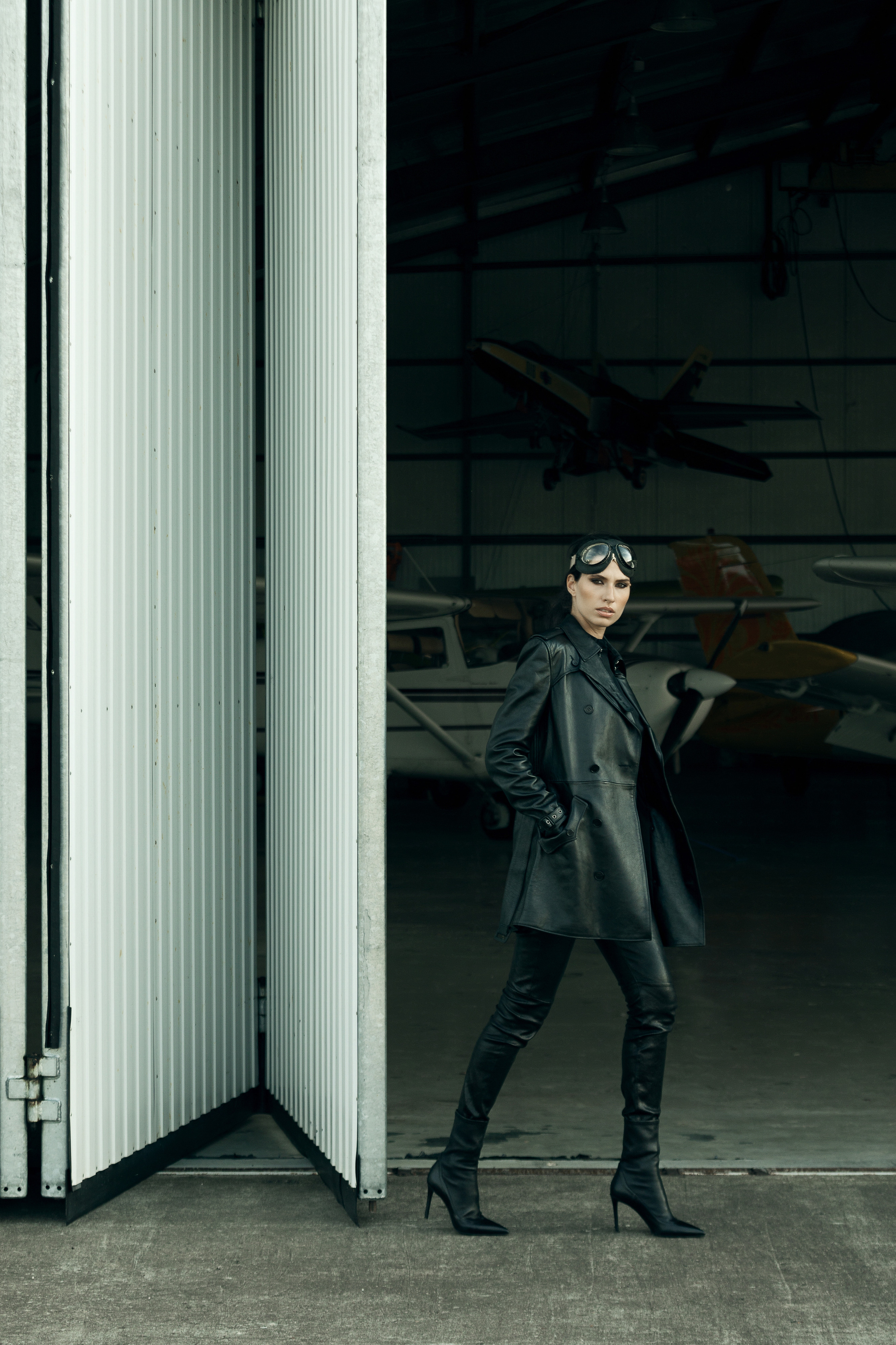 Девушка на фоне самолетов