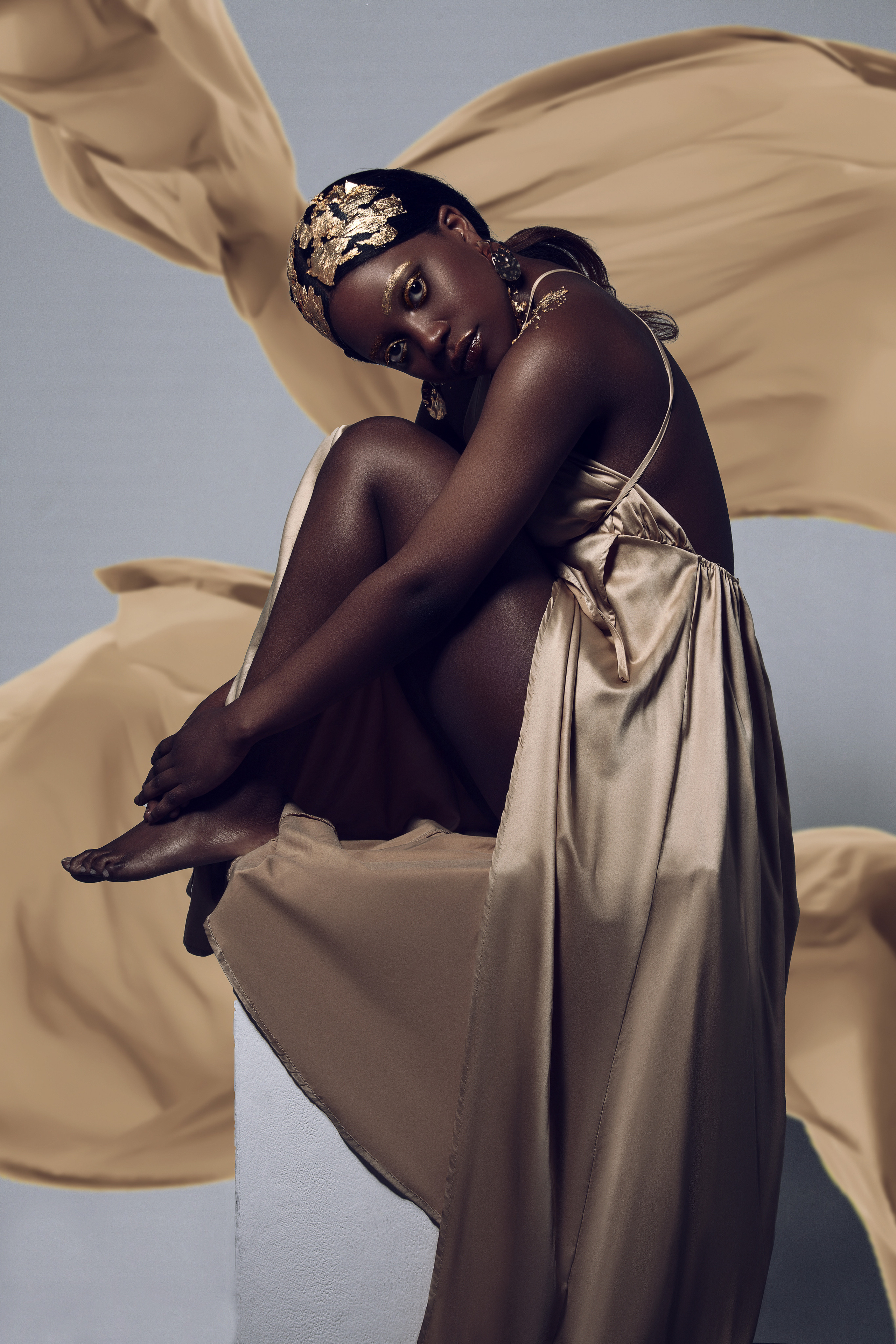 Девушка в золотом платье