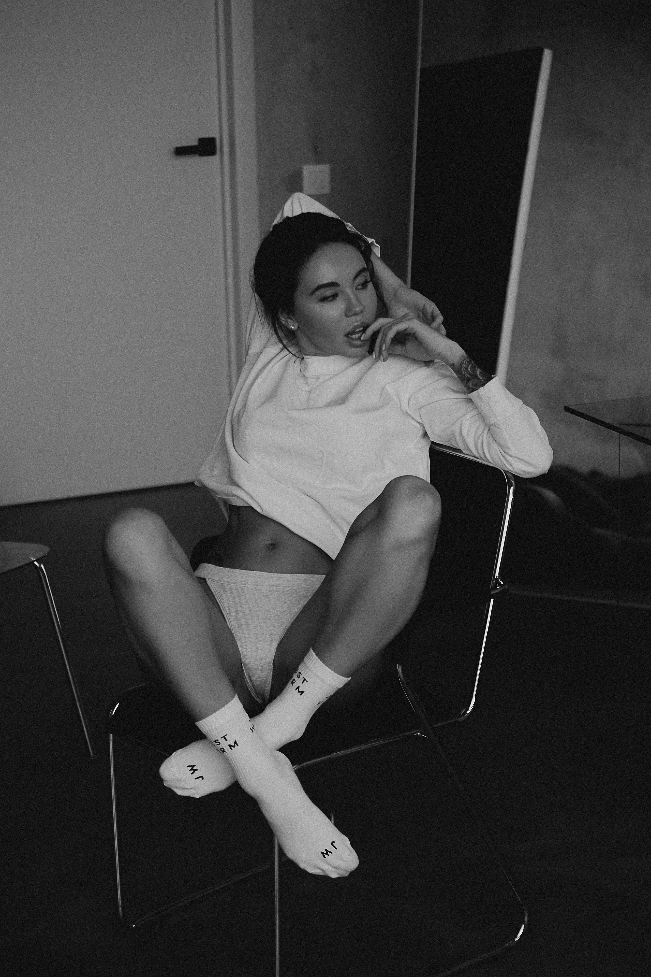 Девушка в пижаме сидит на стуле