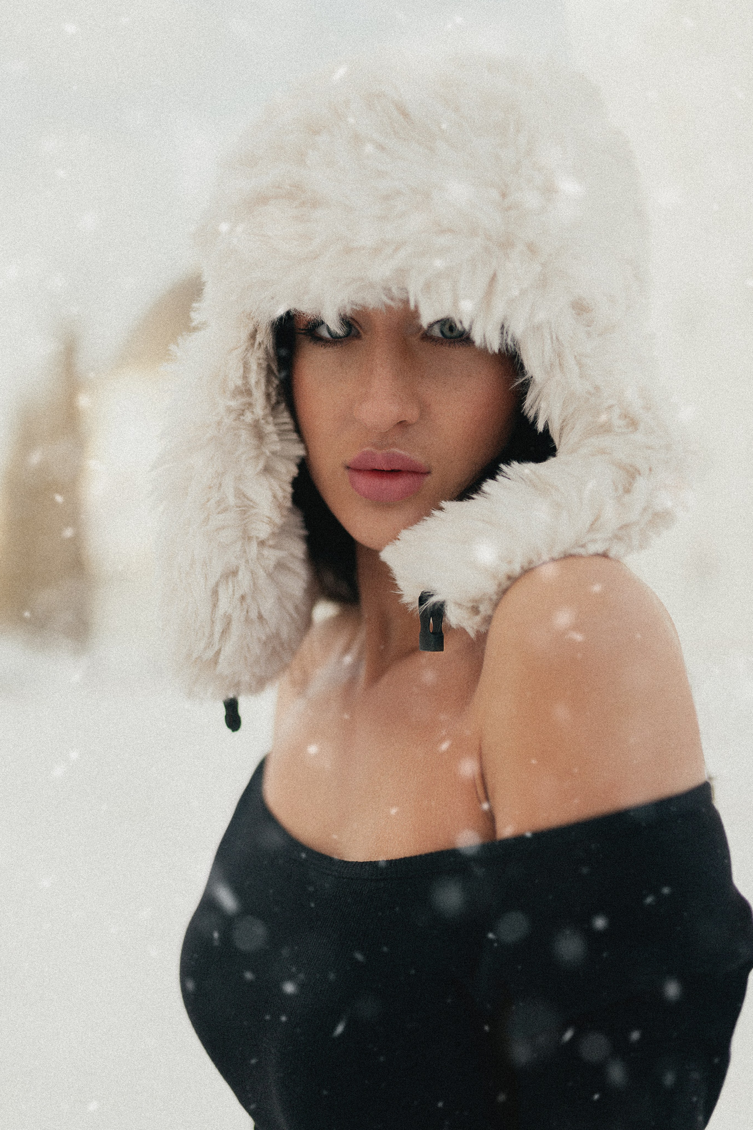 Девушка в белой меховой шапке