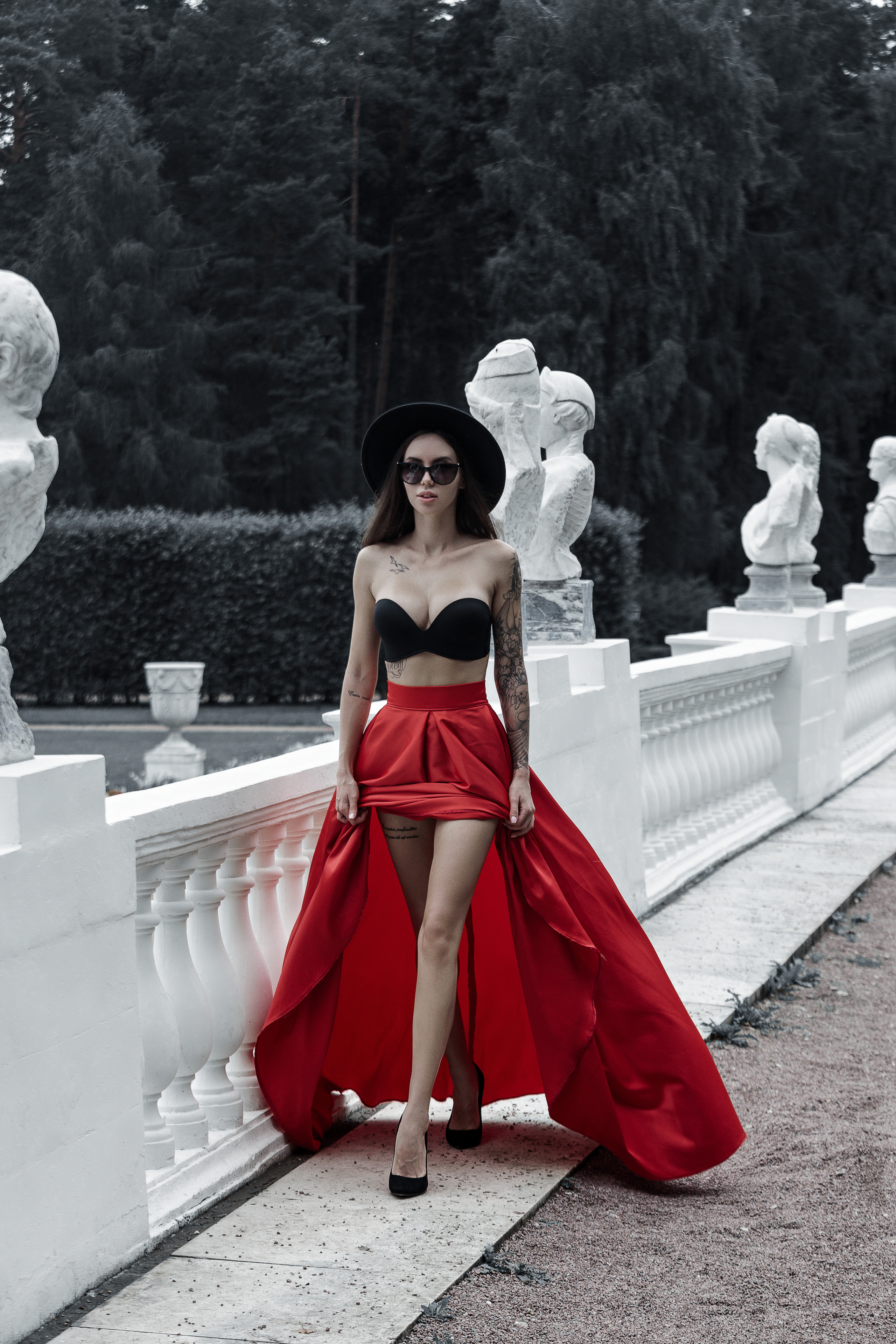 Девушка в красном платье на фоне замка