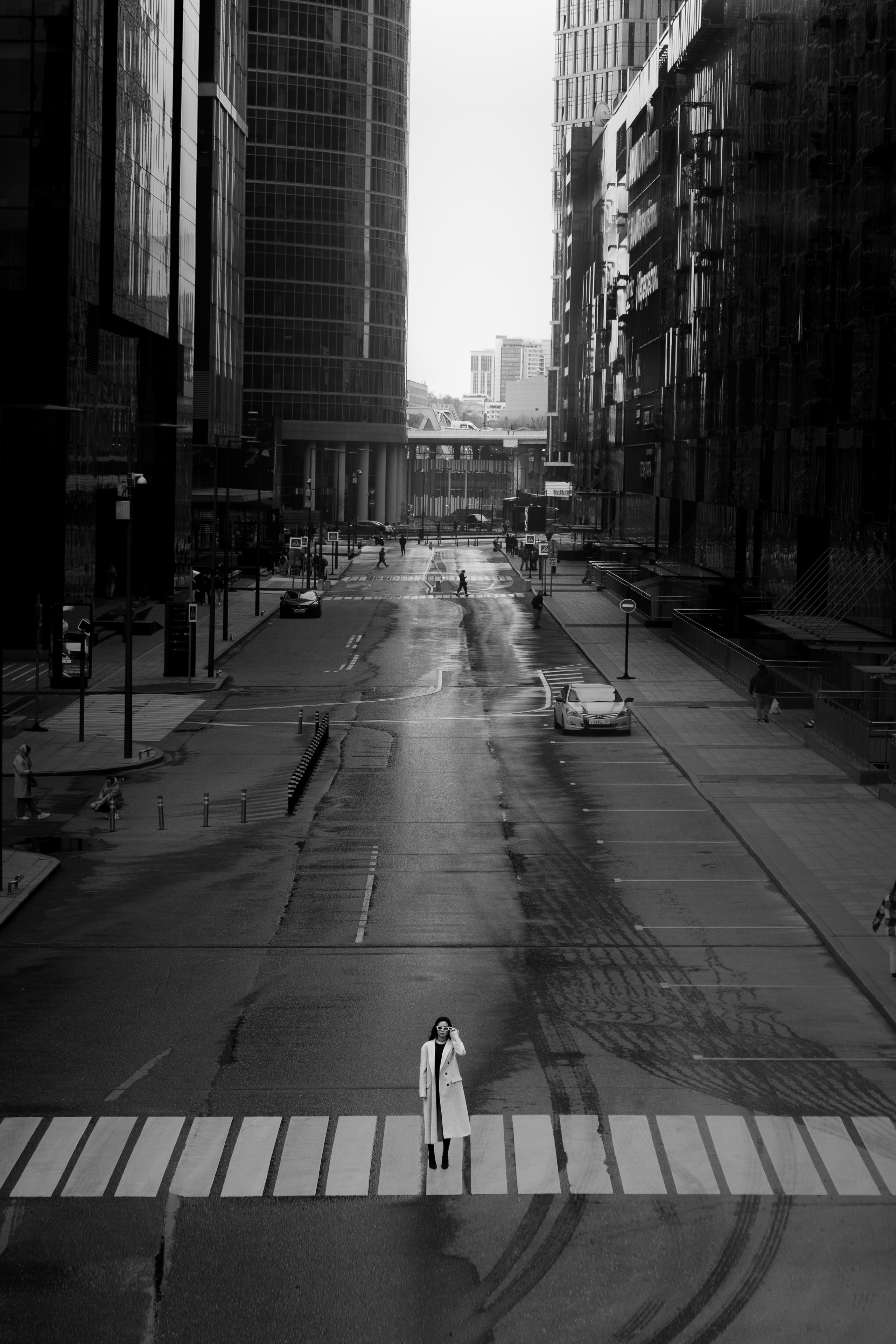 Девушка на фоне города