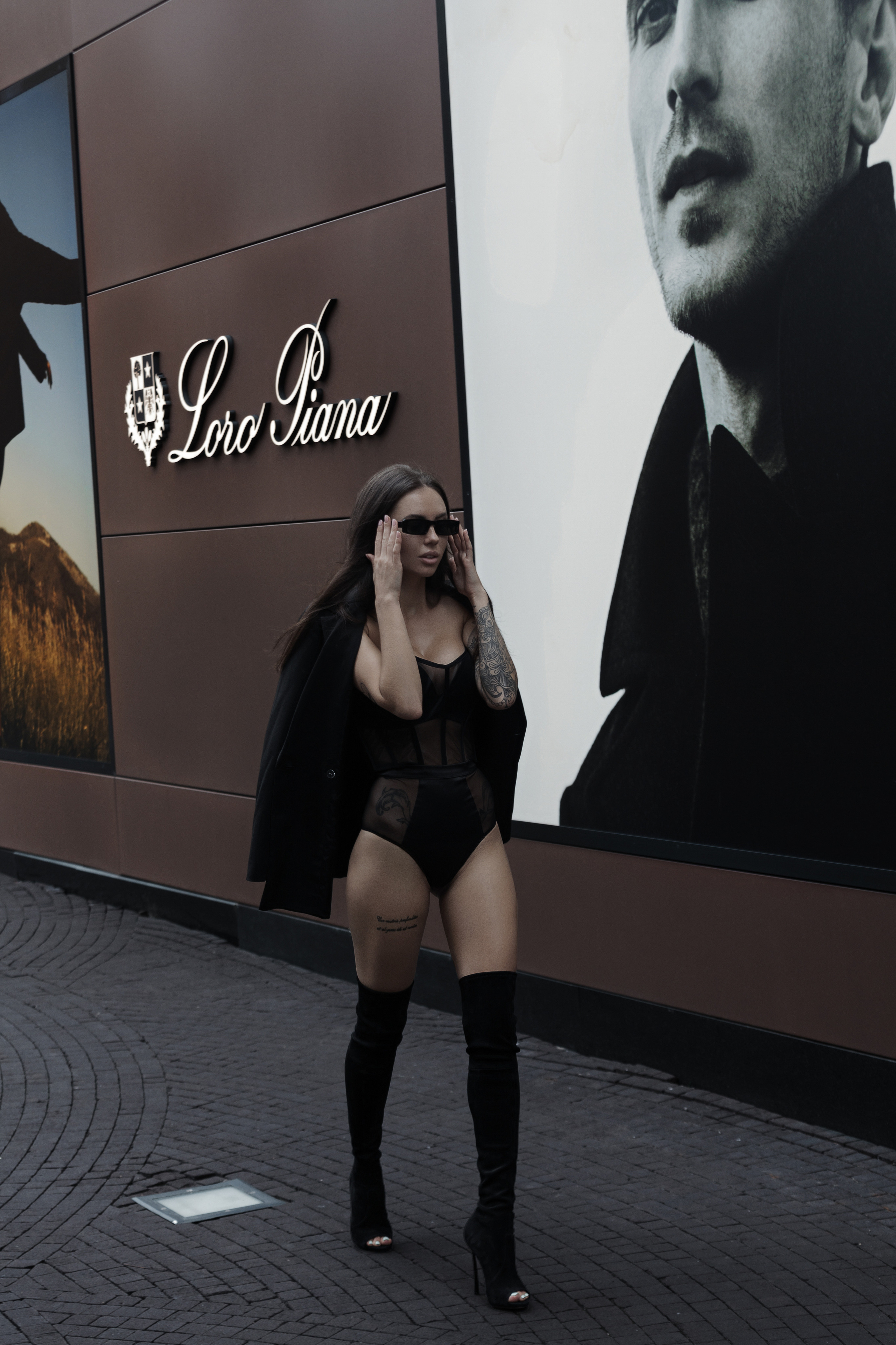 Девушка в белье на фоне города