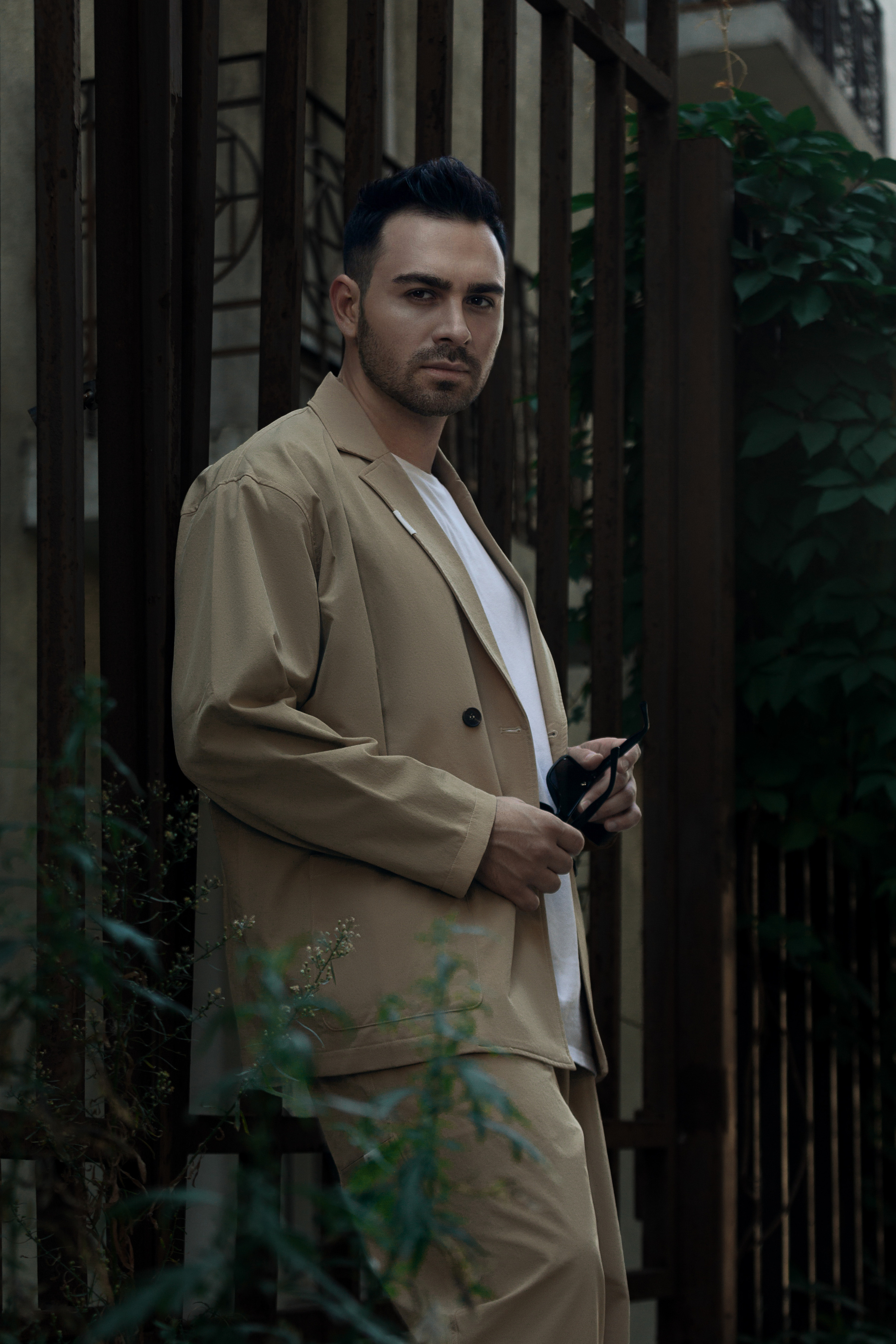 Мужчина в строгом костюме на фоне акаций