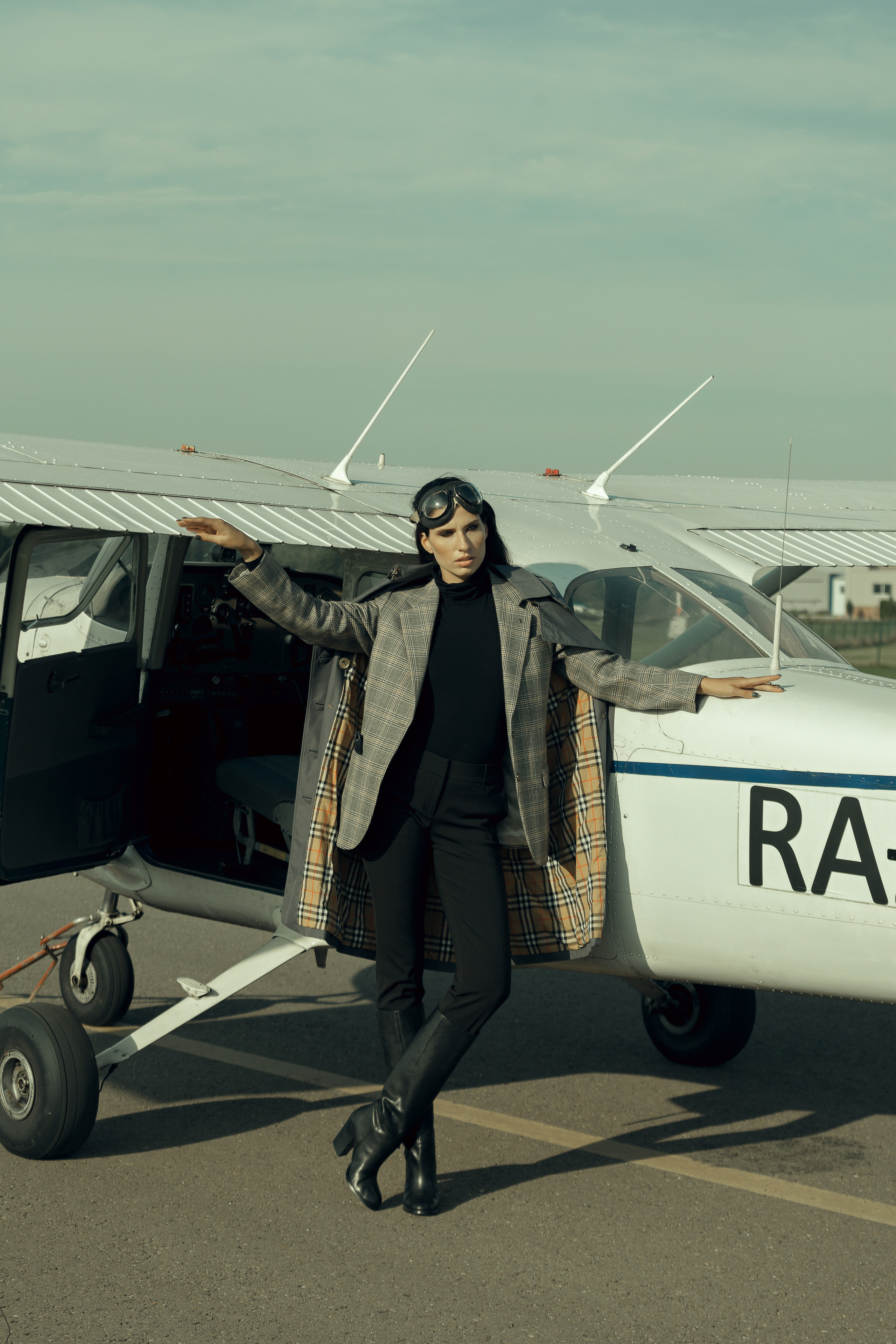 Девушка и самолет