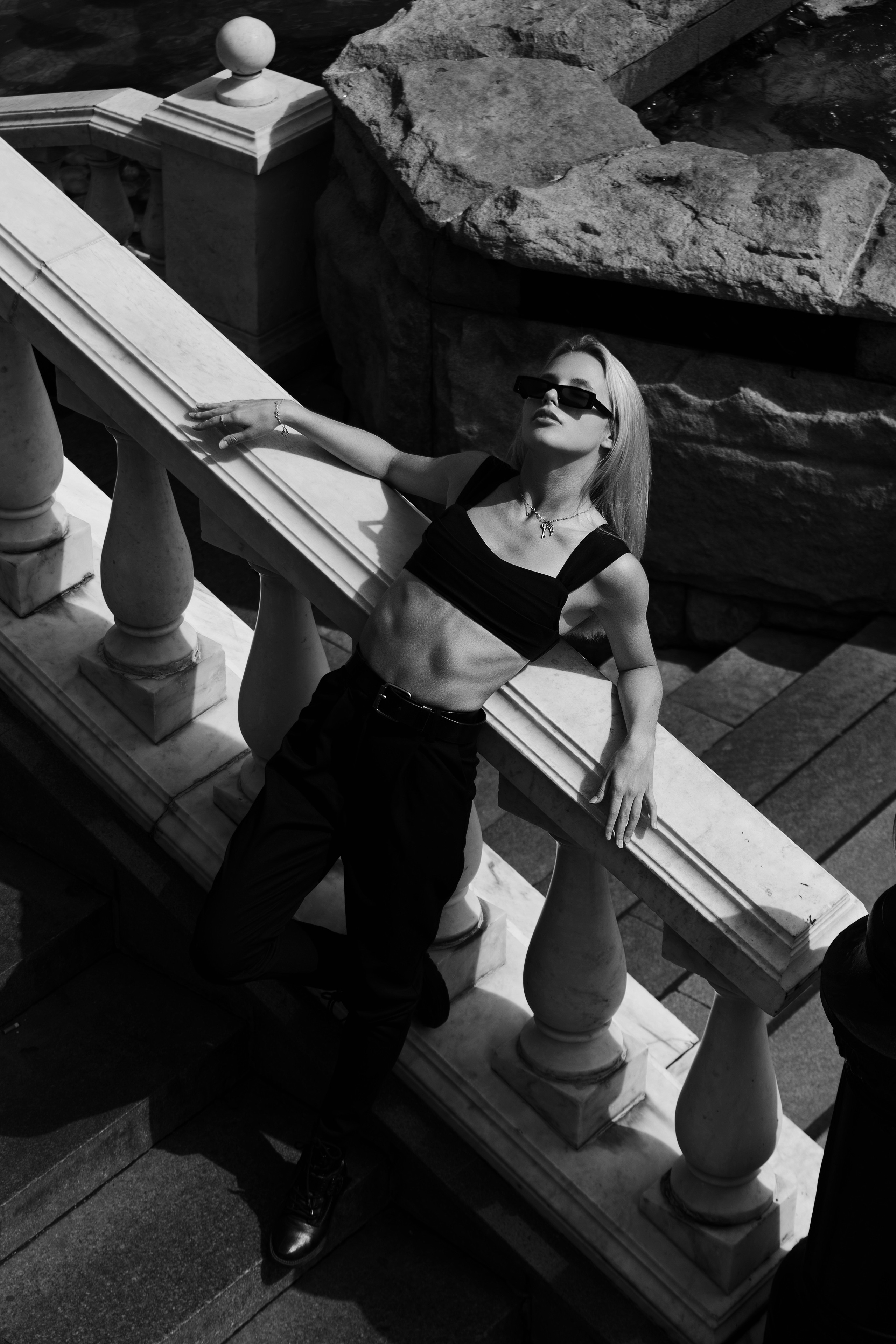 Девушка облокотилась на лестницу