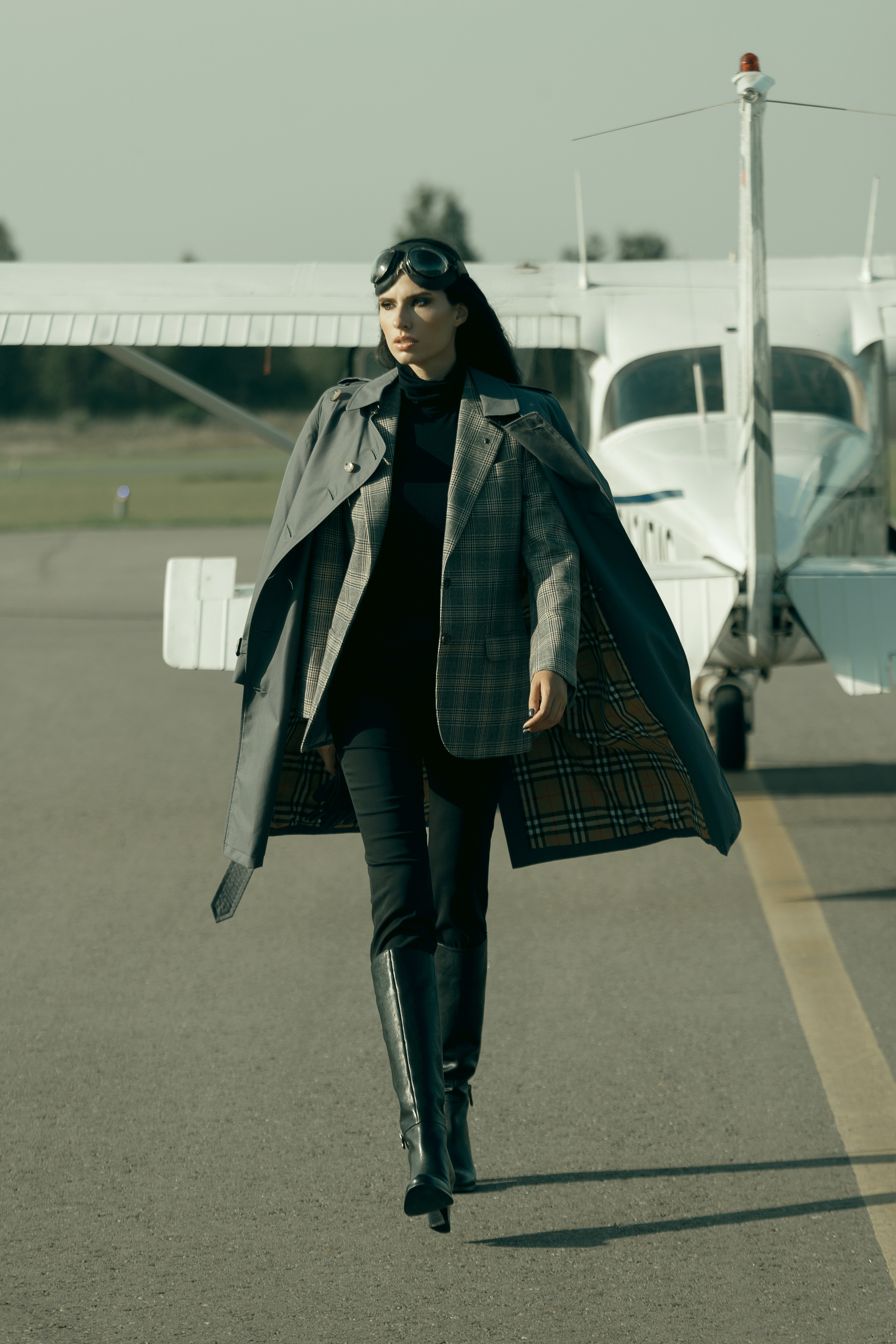 Девушка выходит из самолета