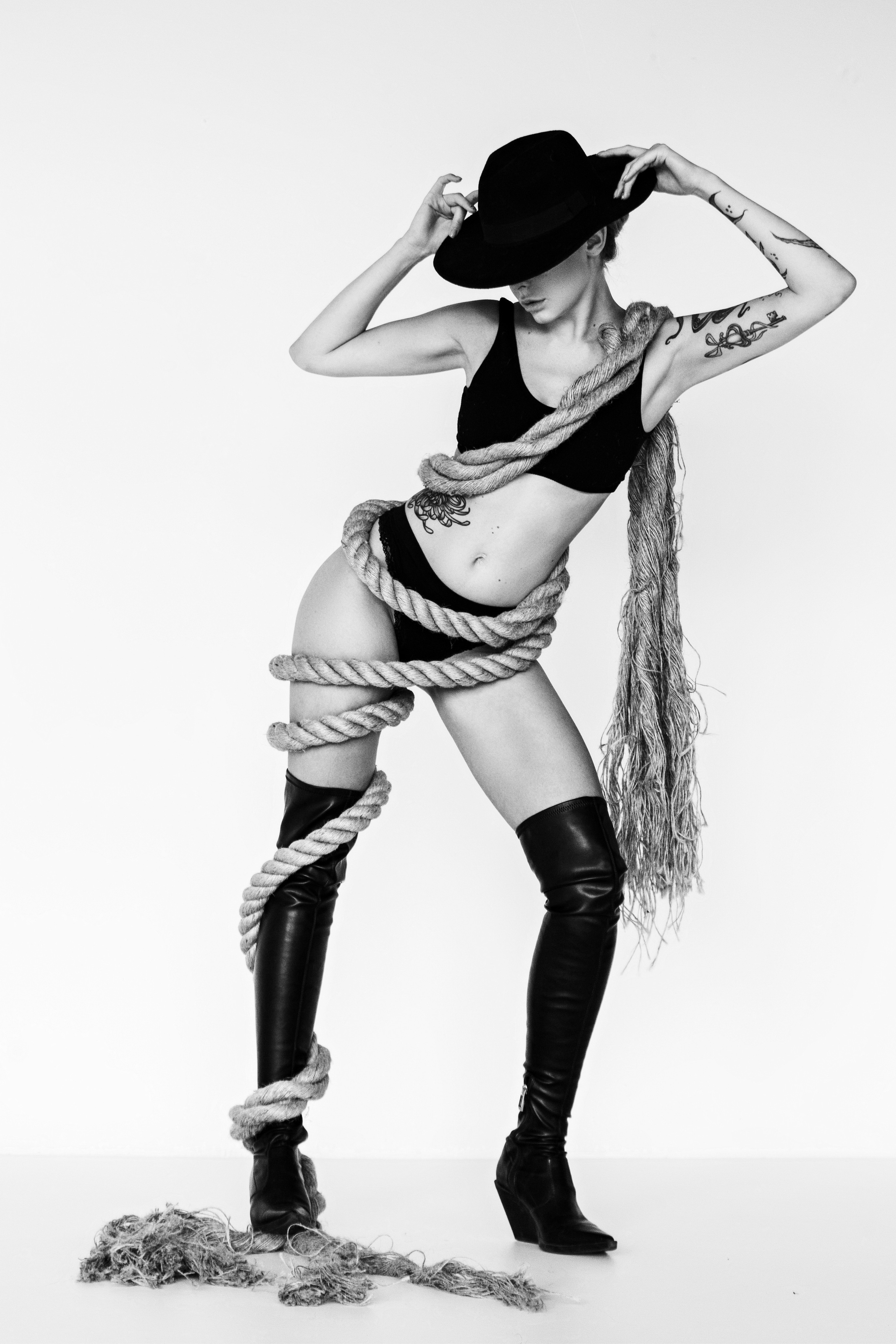 Девушка в белье с канатами