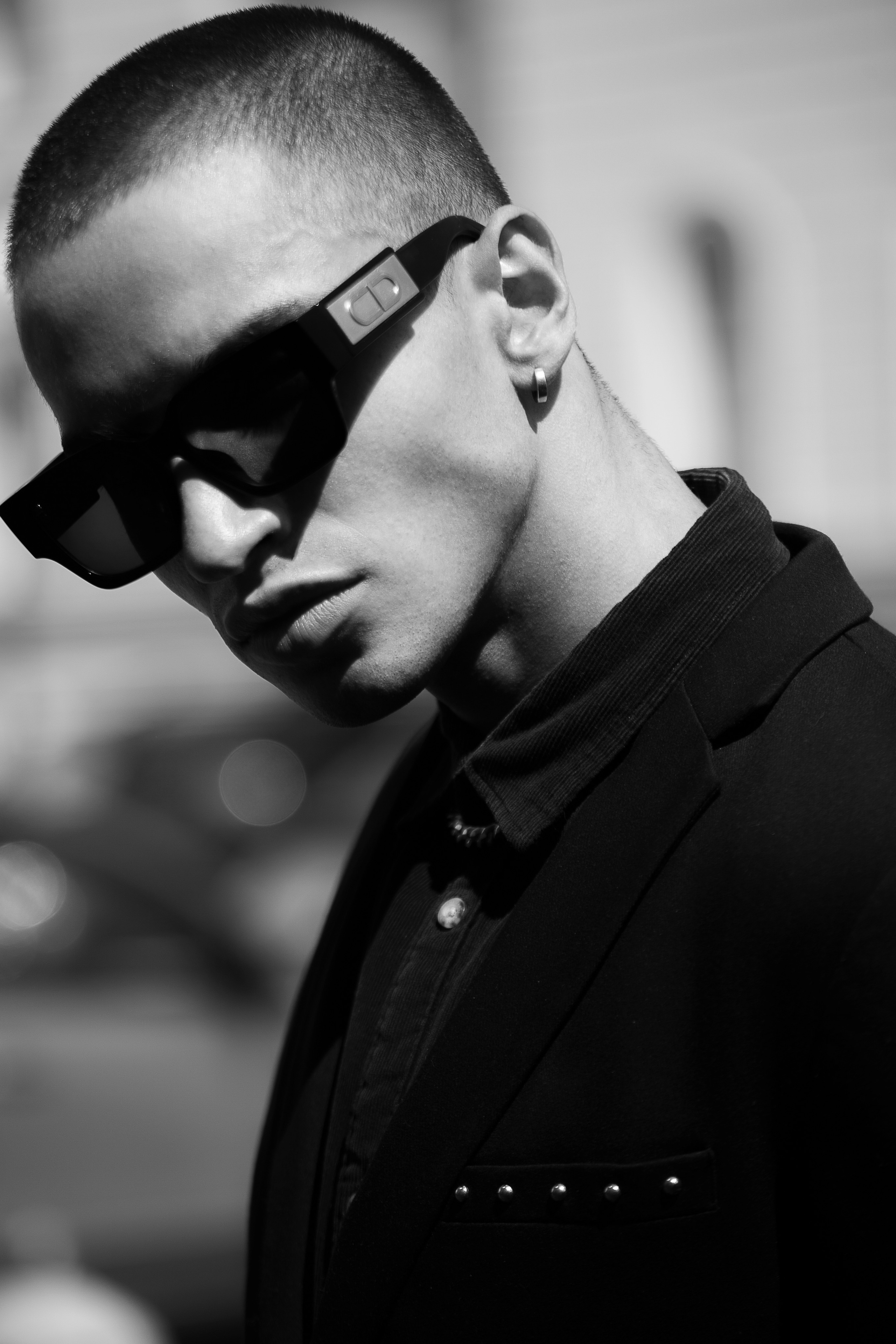 Мужчина в солнцезащитных очках