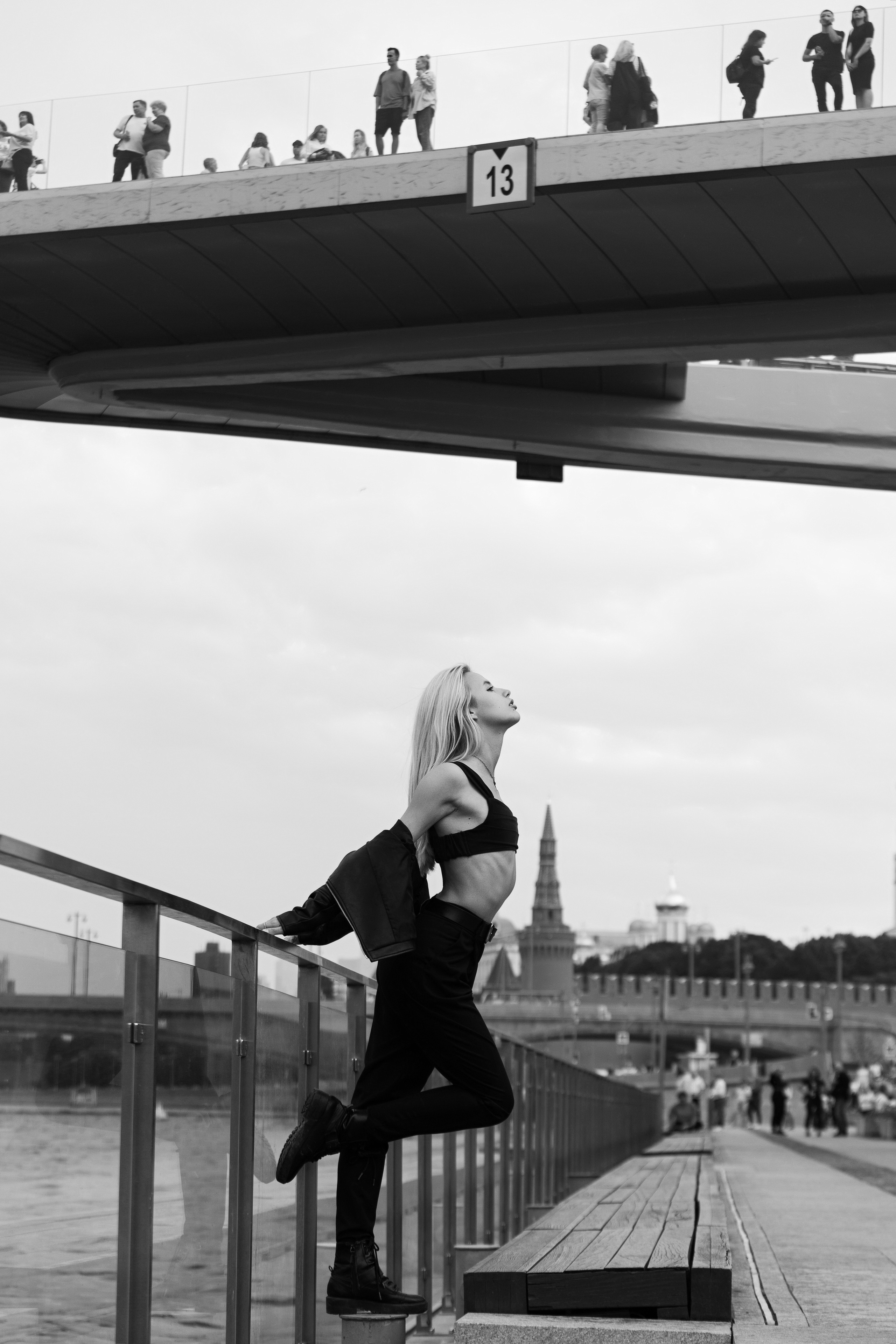 Девушка на фоне города