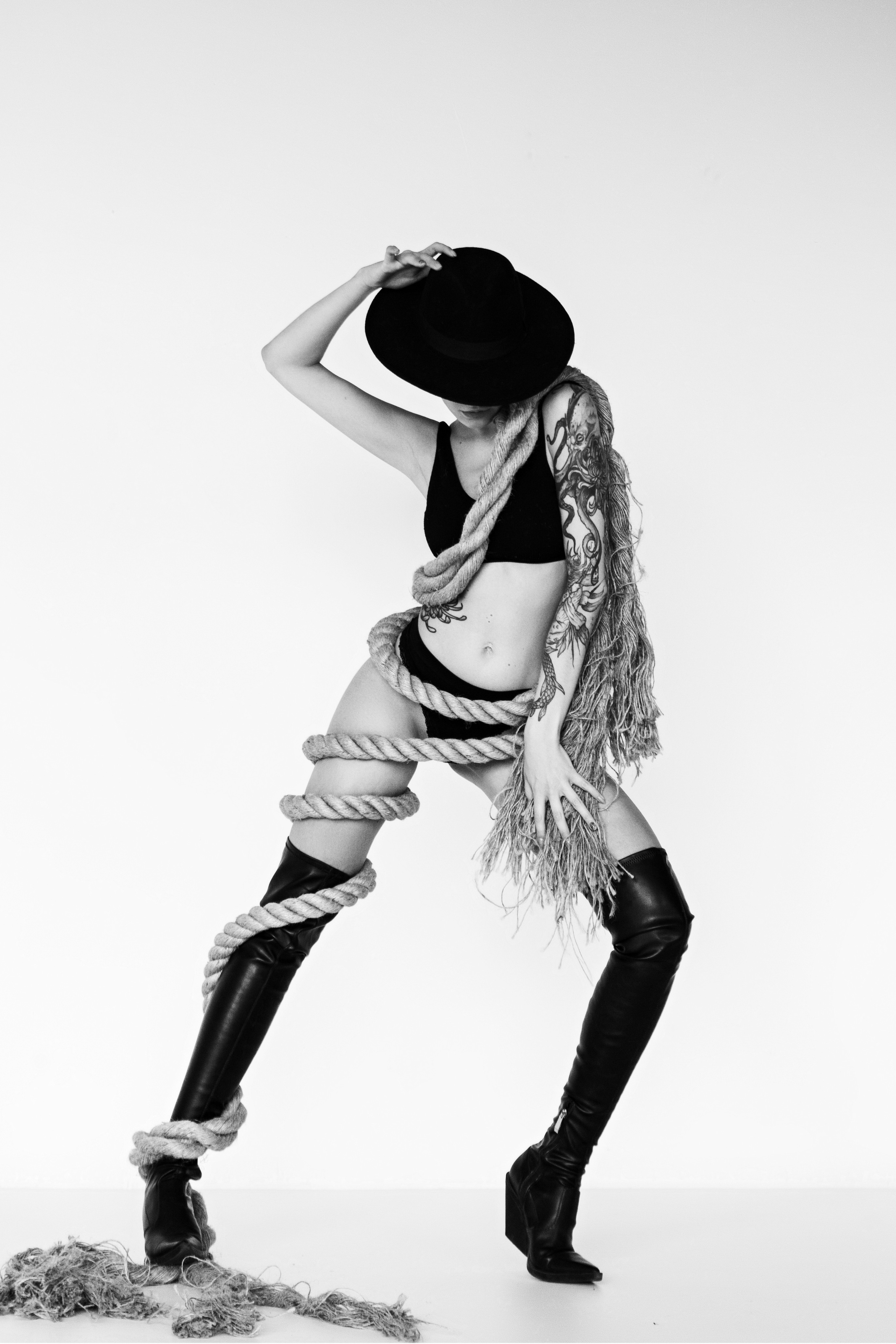 Девушка в белье и в шляпе с канатами