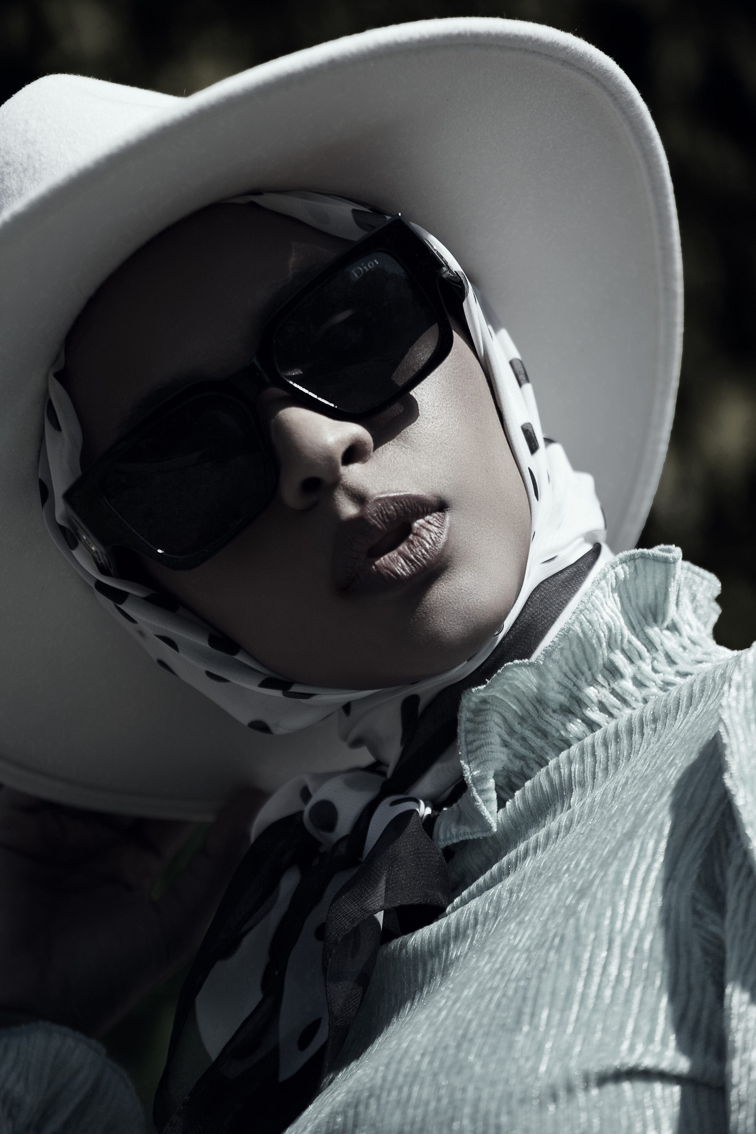 Модный портрет девушки в шляпе и очках