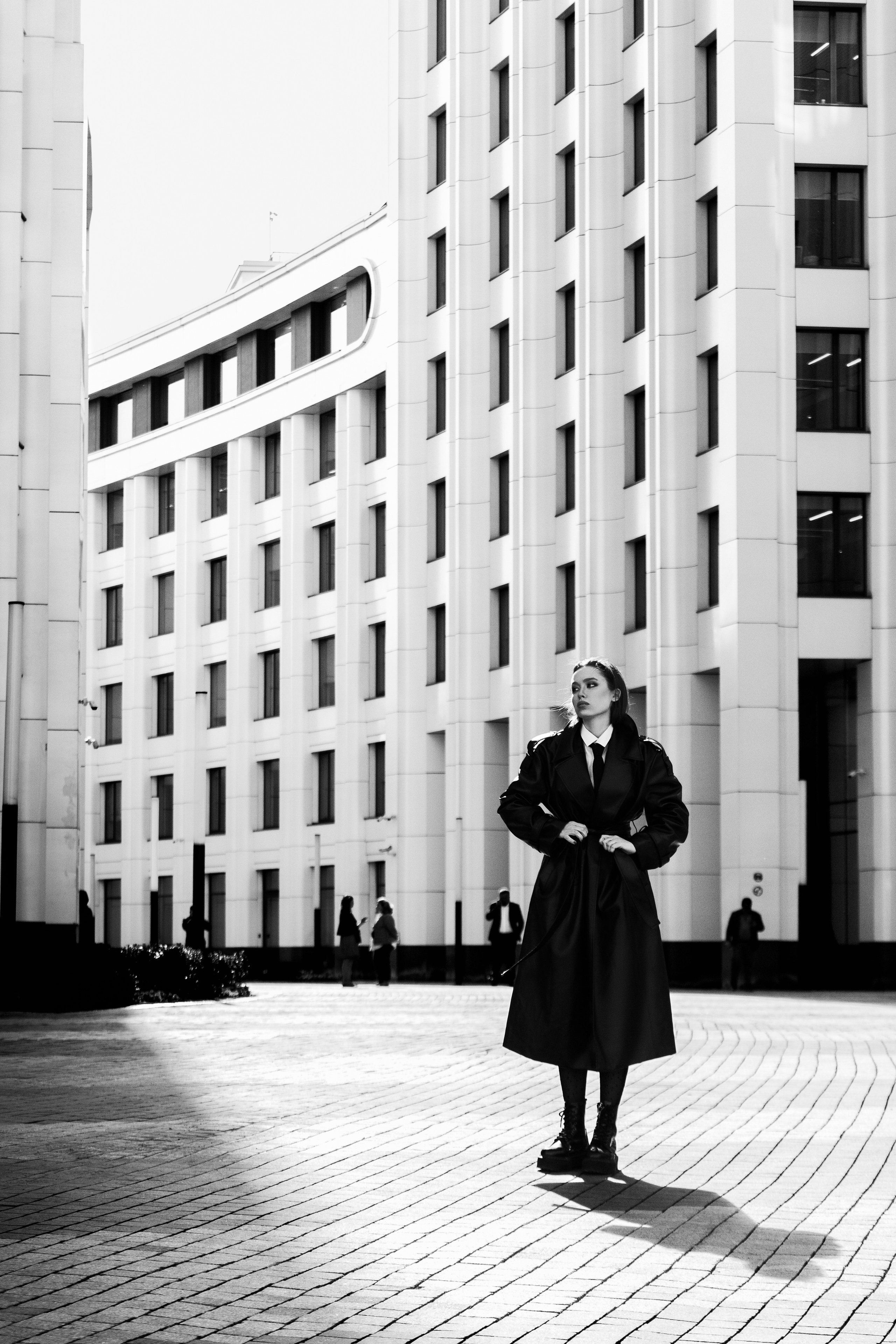Девушка на фоне небоскреба