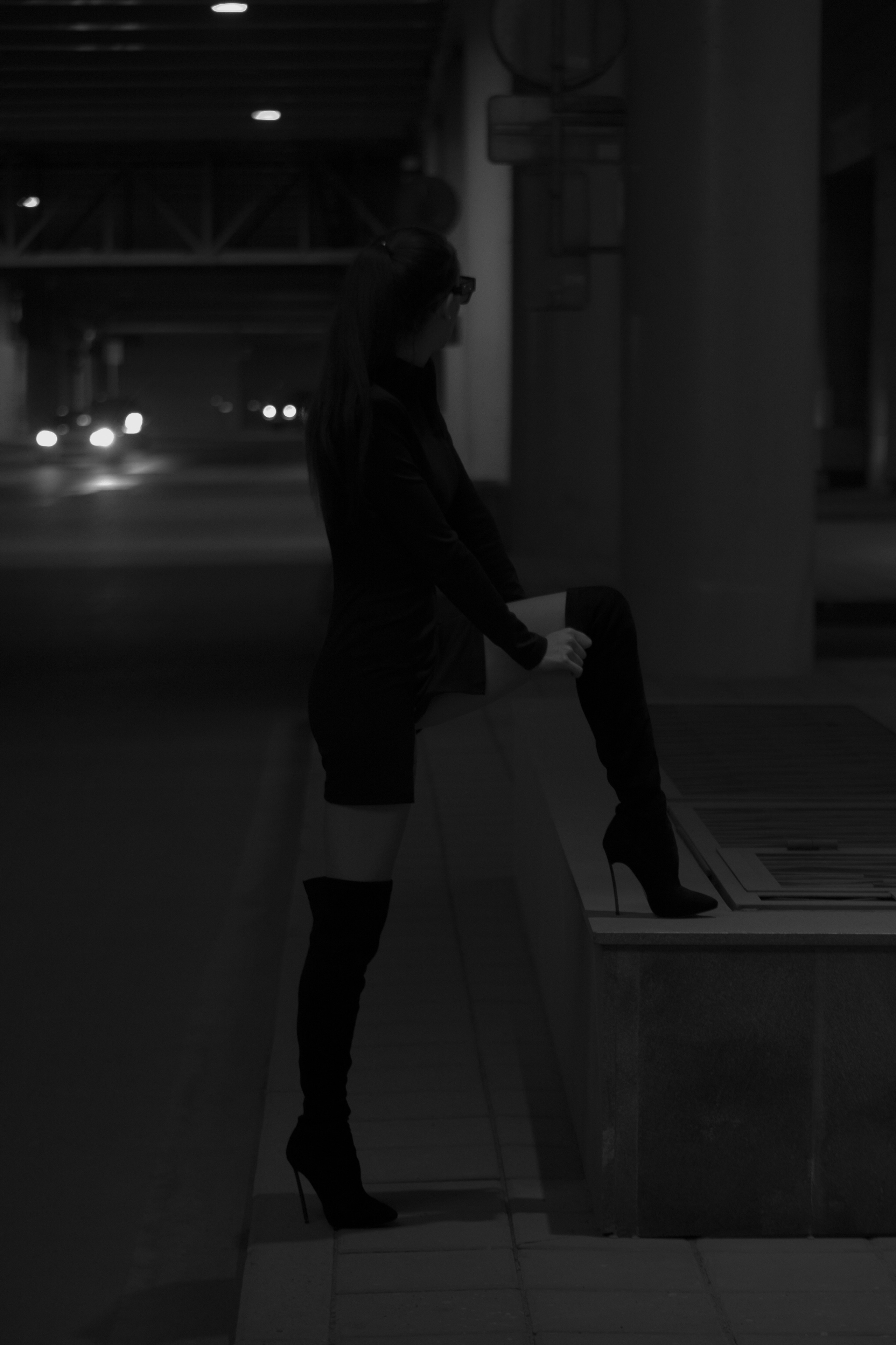 Девушка в черном платье на парковке