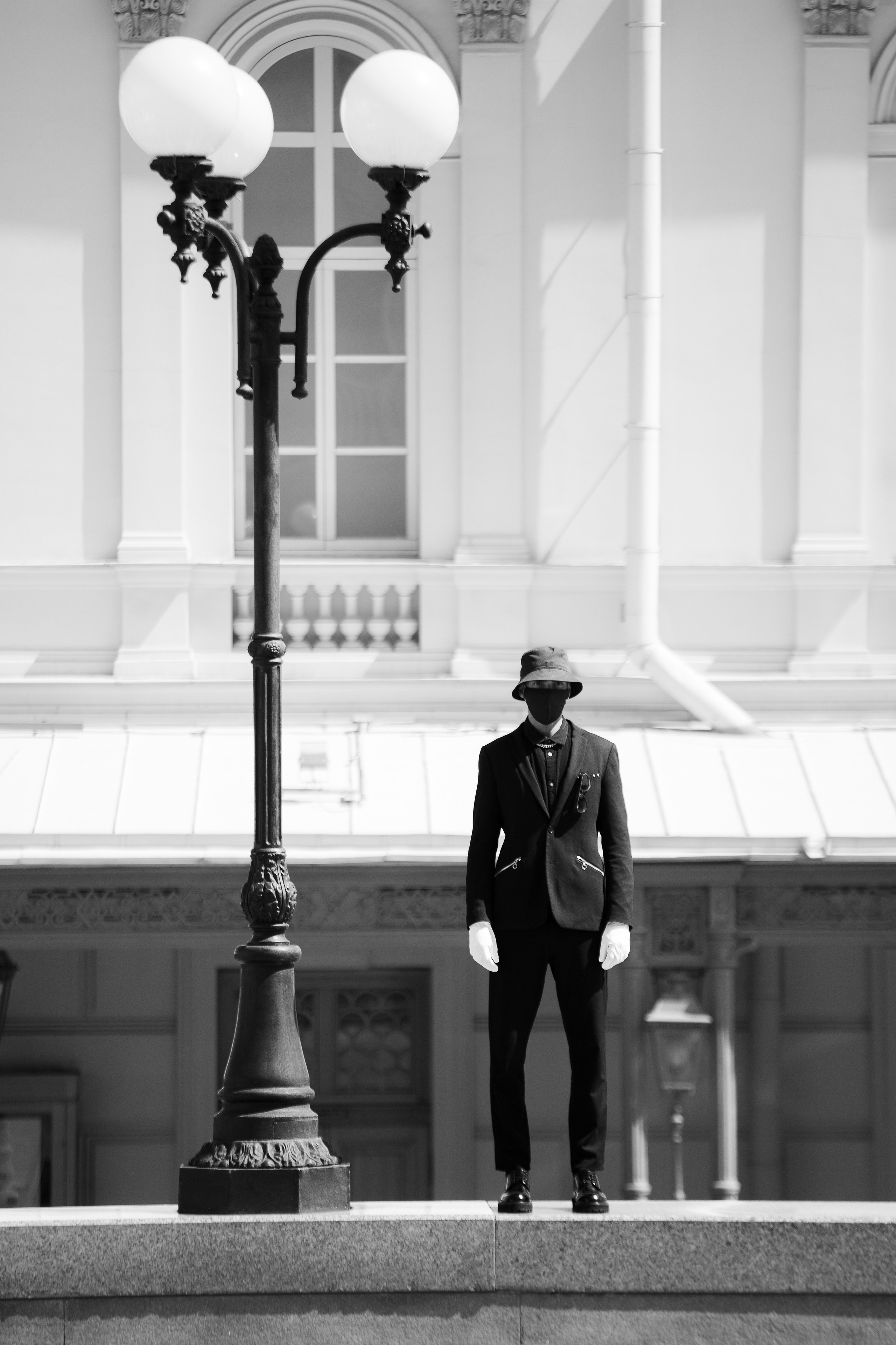 Мужчина в строгом черном костюме