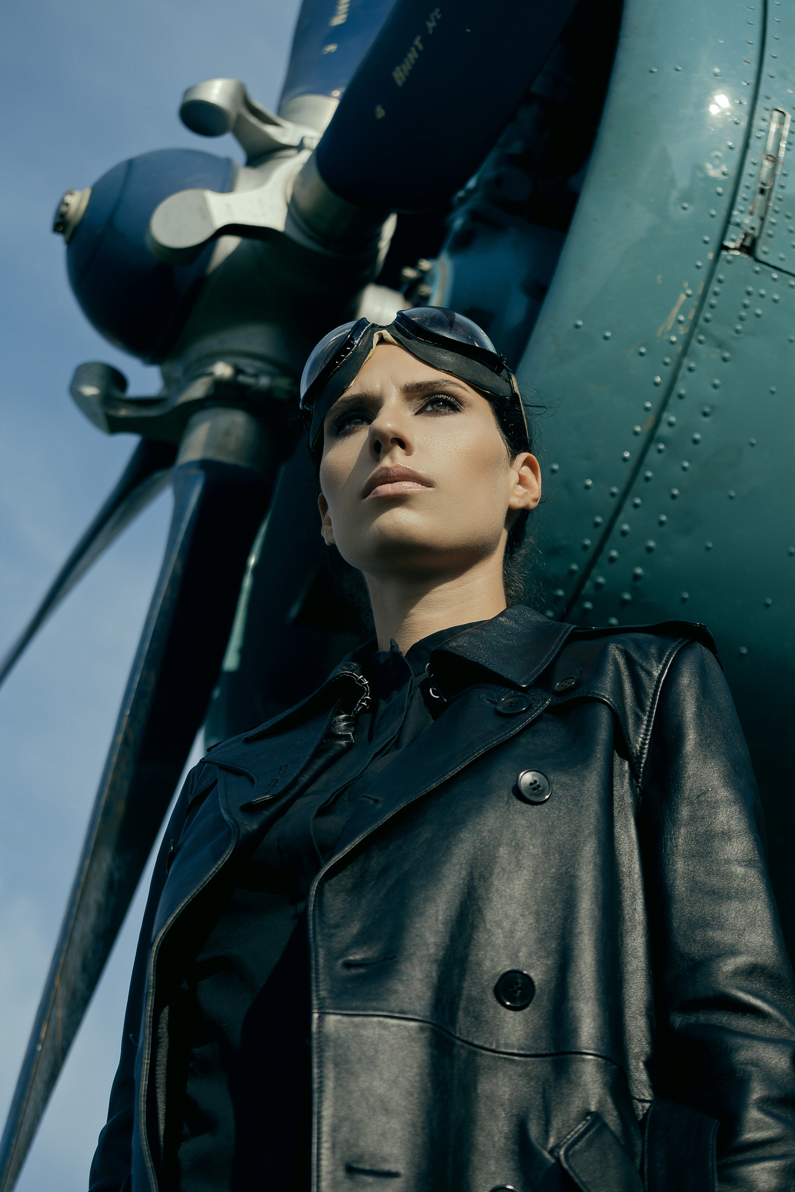 Девушка на фоне самолета