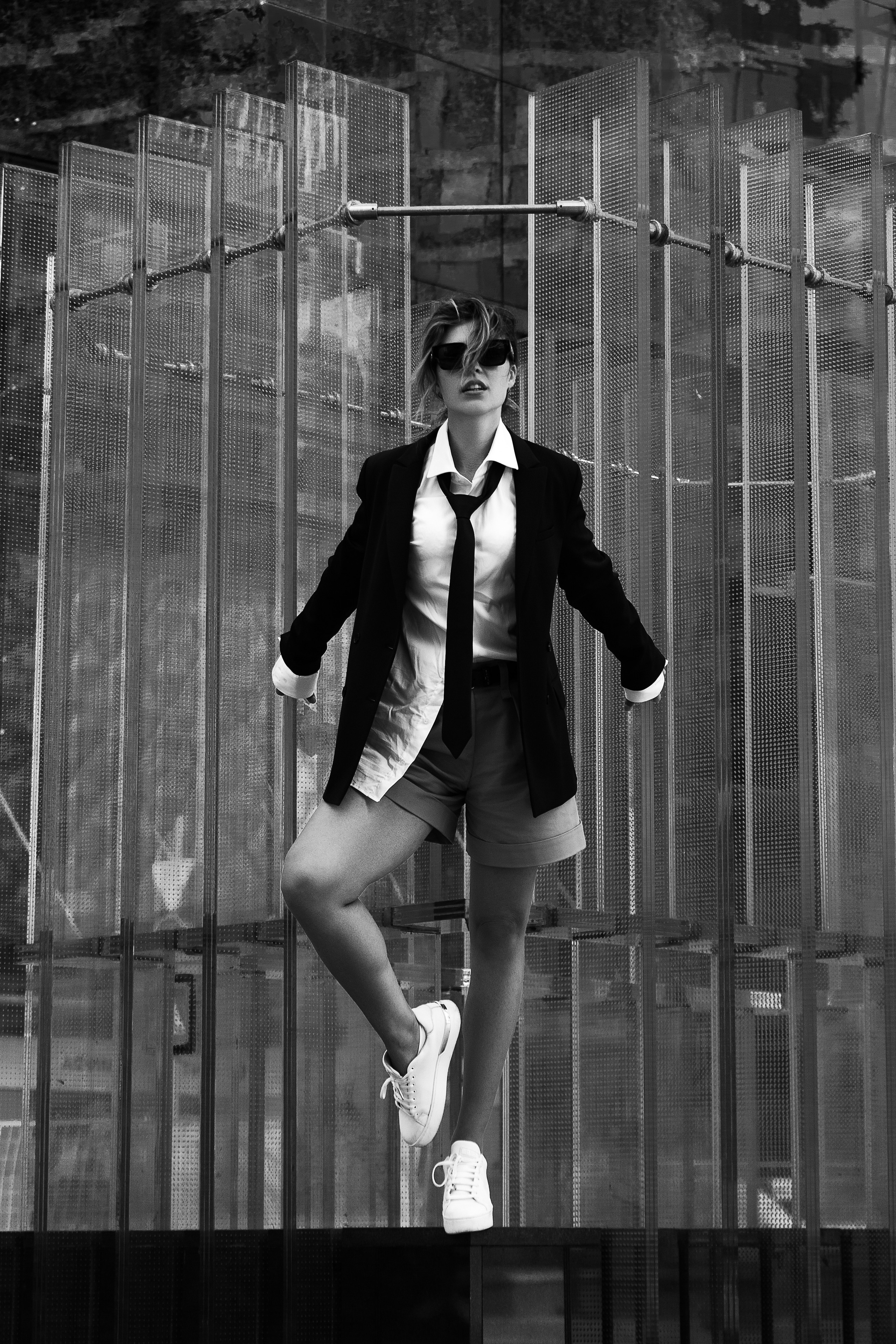 Девушка в строгом костюме на фоне города