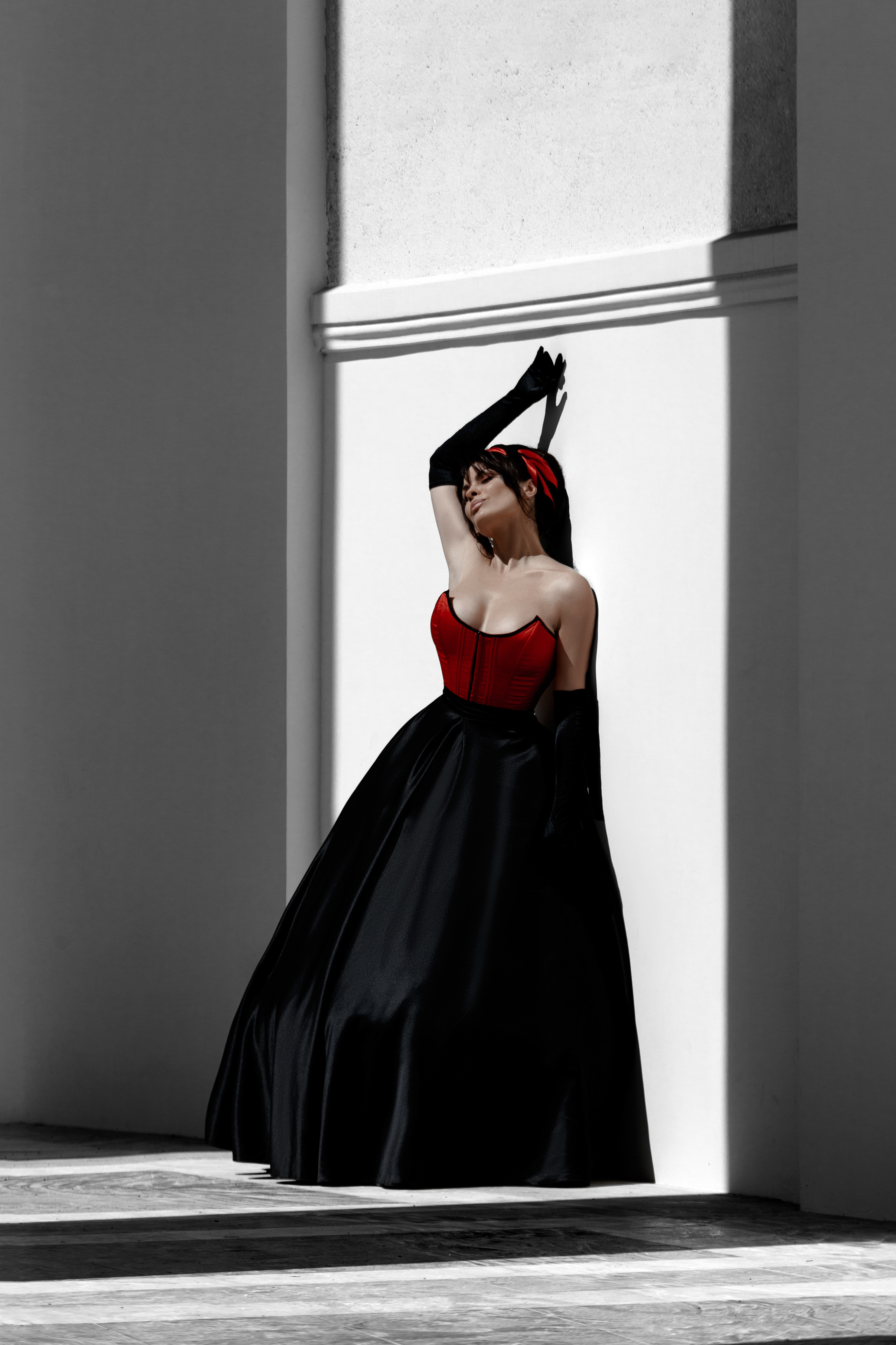 Девушка в красном платье позирует