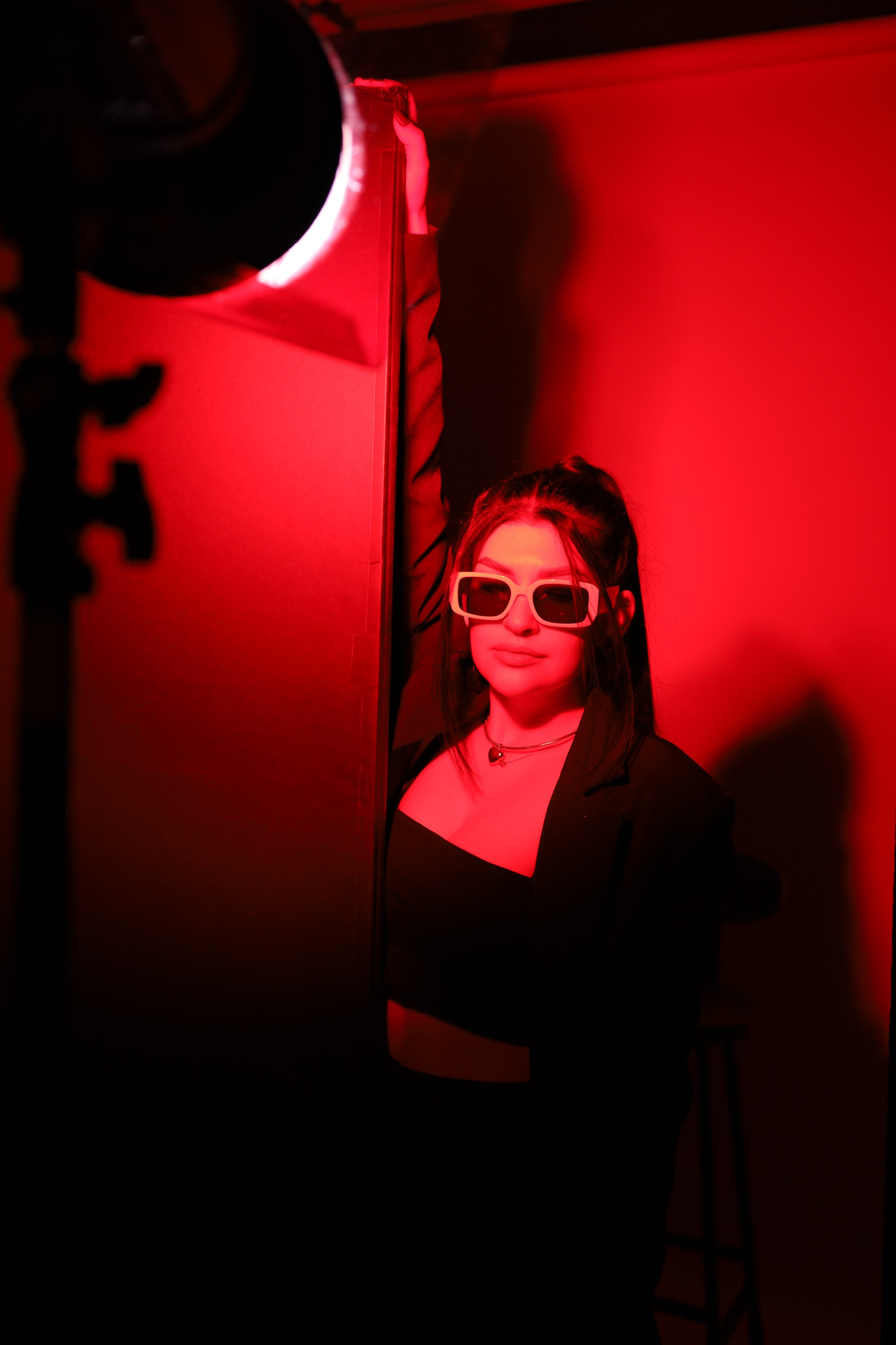 Студия оборудована профессиональным светом для фото и видеосъемки.