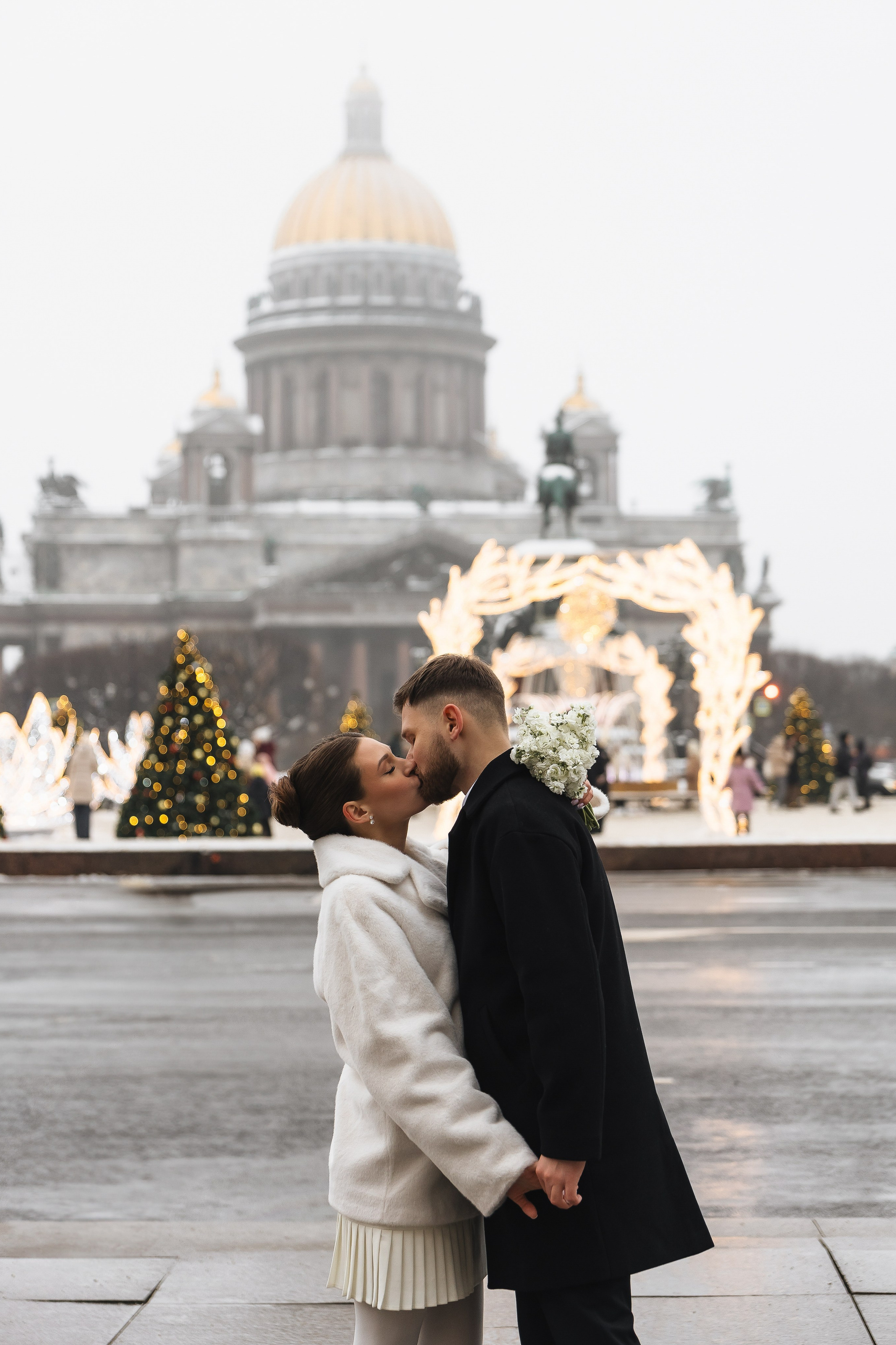 Свадебная фотосессия пары в Санкт-Петербурге. Романтичный портрет жениха и невесты на фоне зимнего города