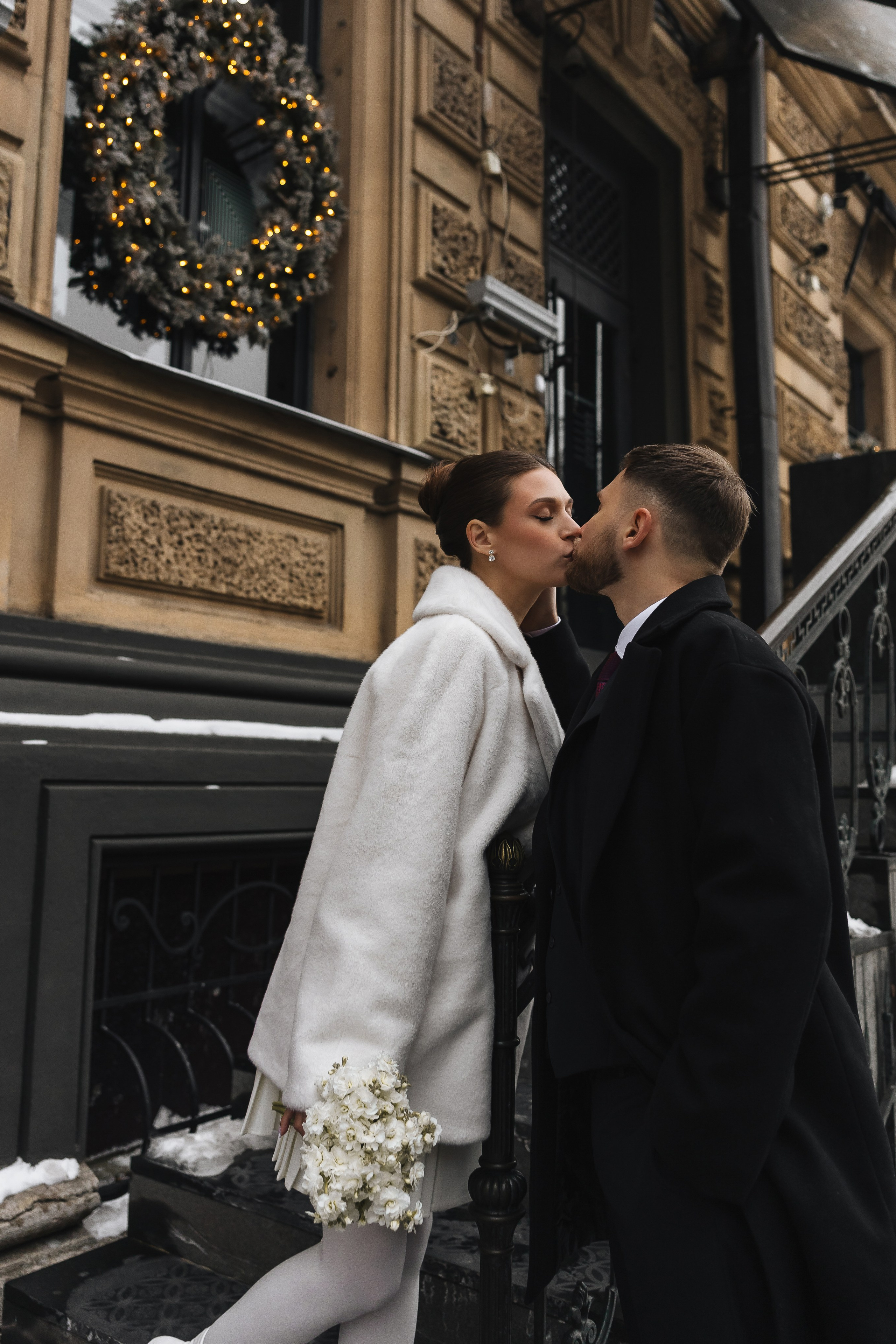 Свадебная съёмка с новогодней ёлкой. Пара на фоне красных украшений