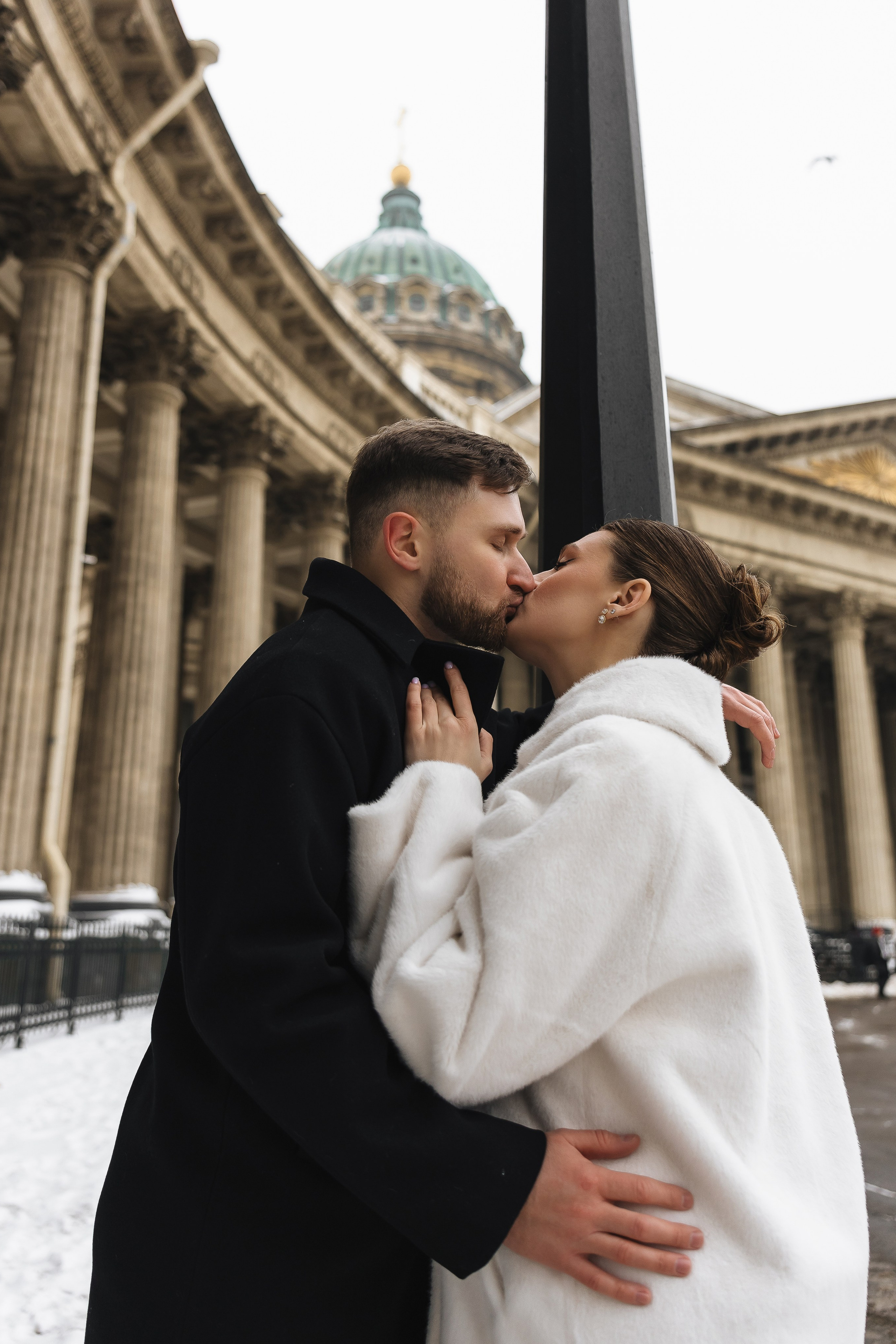 Свадебная фотосессия у Казанского собора в СПб. Пара на фоне красных колонн и архитектуры