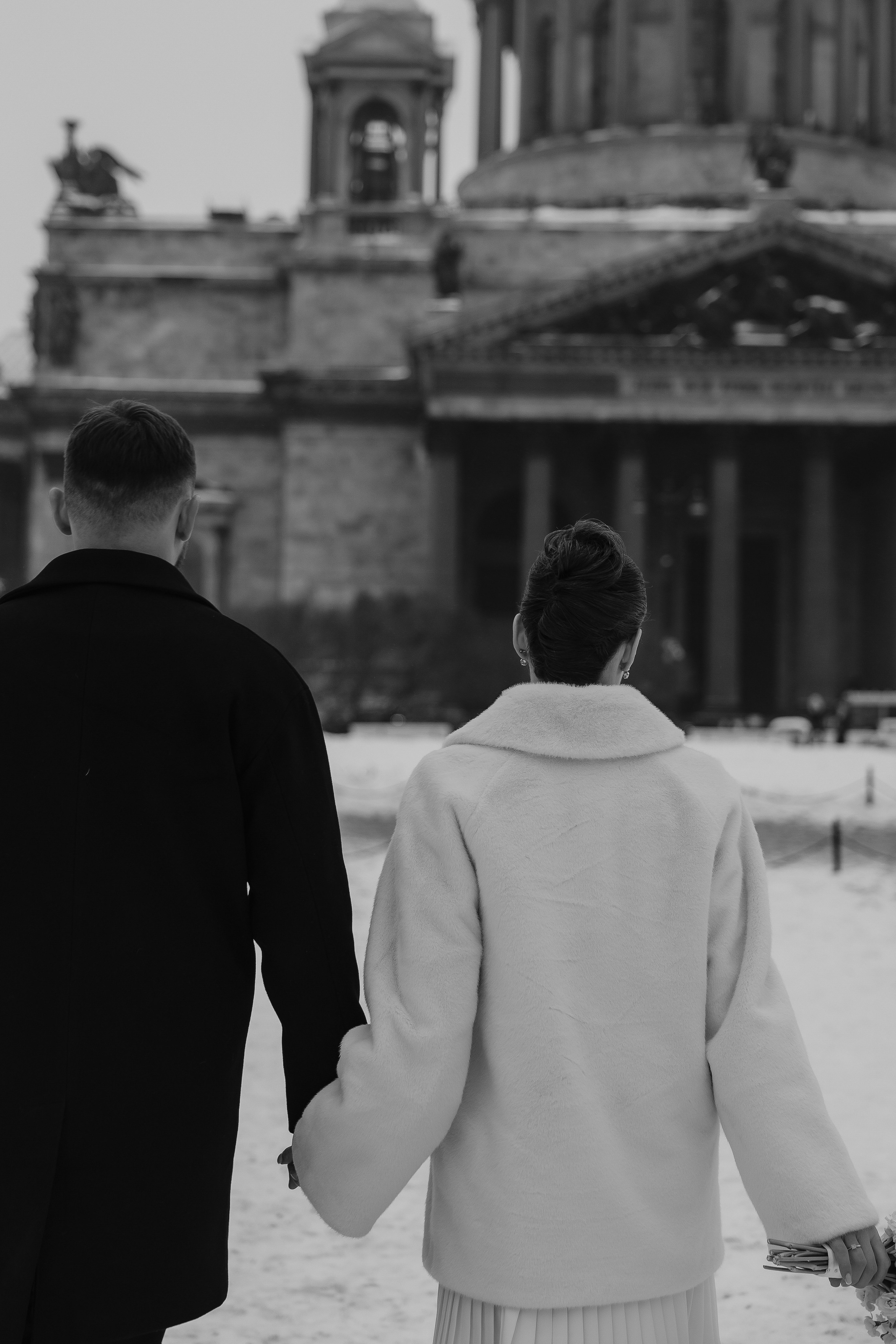 Свадебное фото пары в чёрном. Контрастная съёмка на фоне города