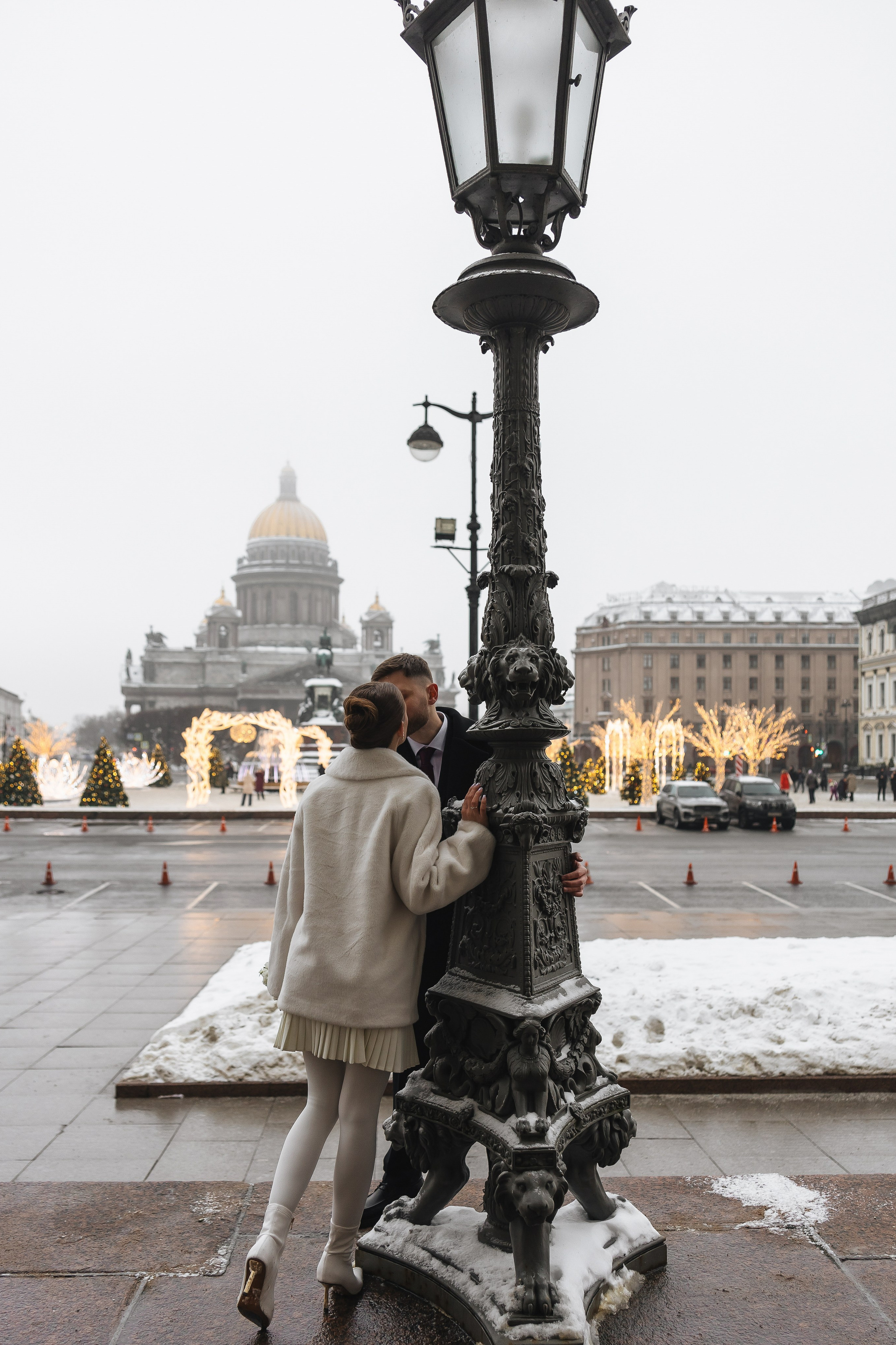 Свадебное фото на фоне Исаакиевского собора. Пара у фонаря в центре Петербурга