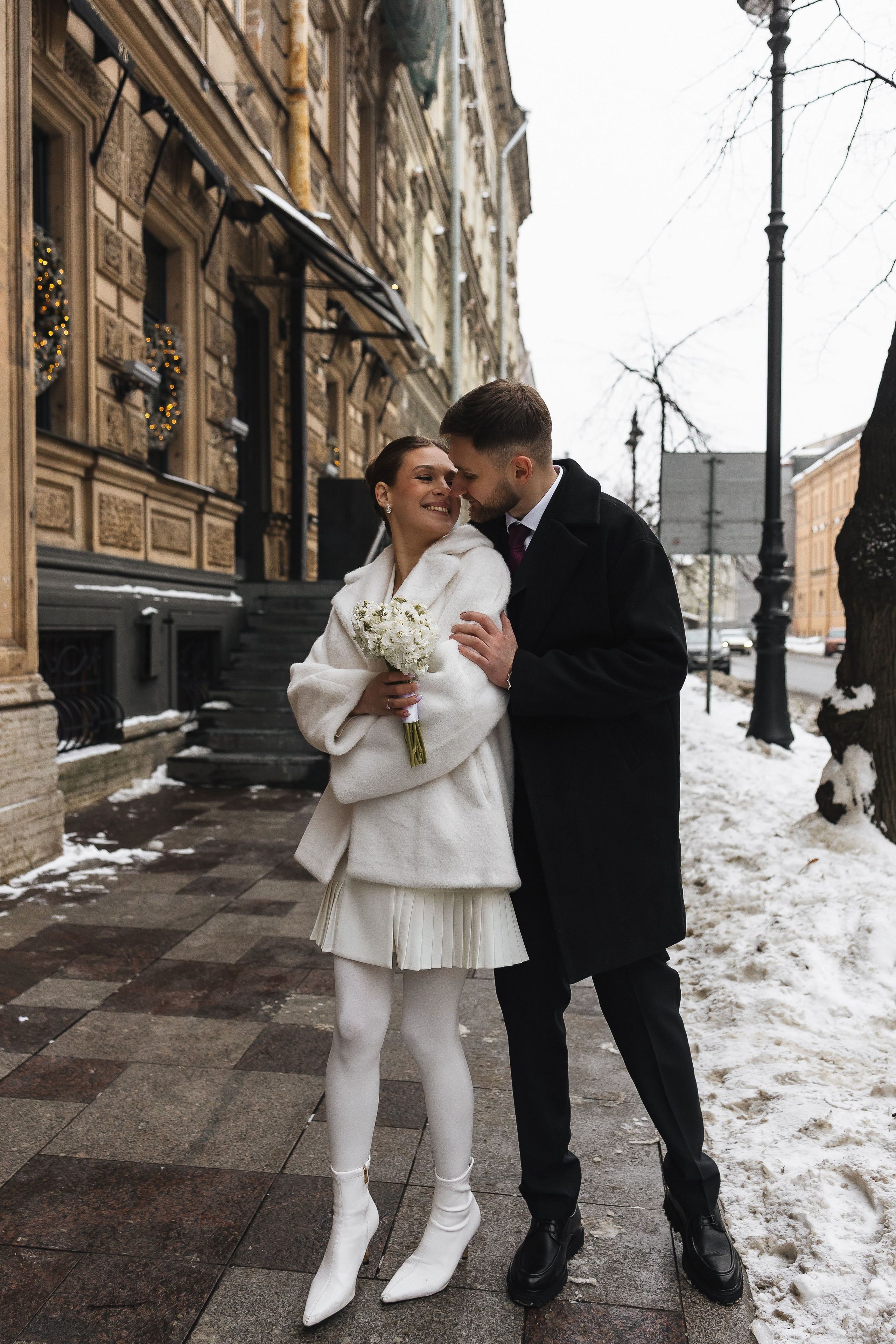 Свадебная прогулка по зимнему городу. Пара на фоне петербургских улиц
