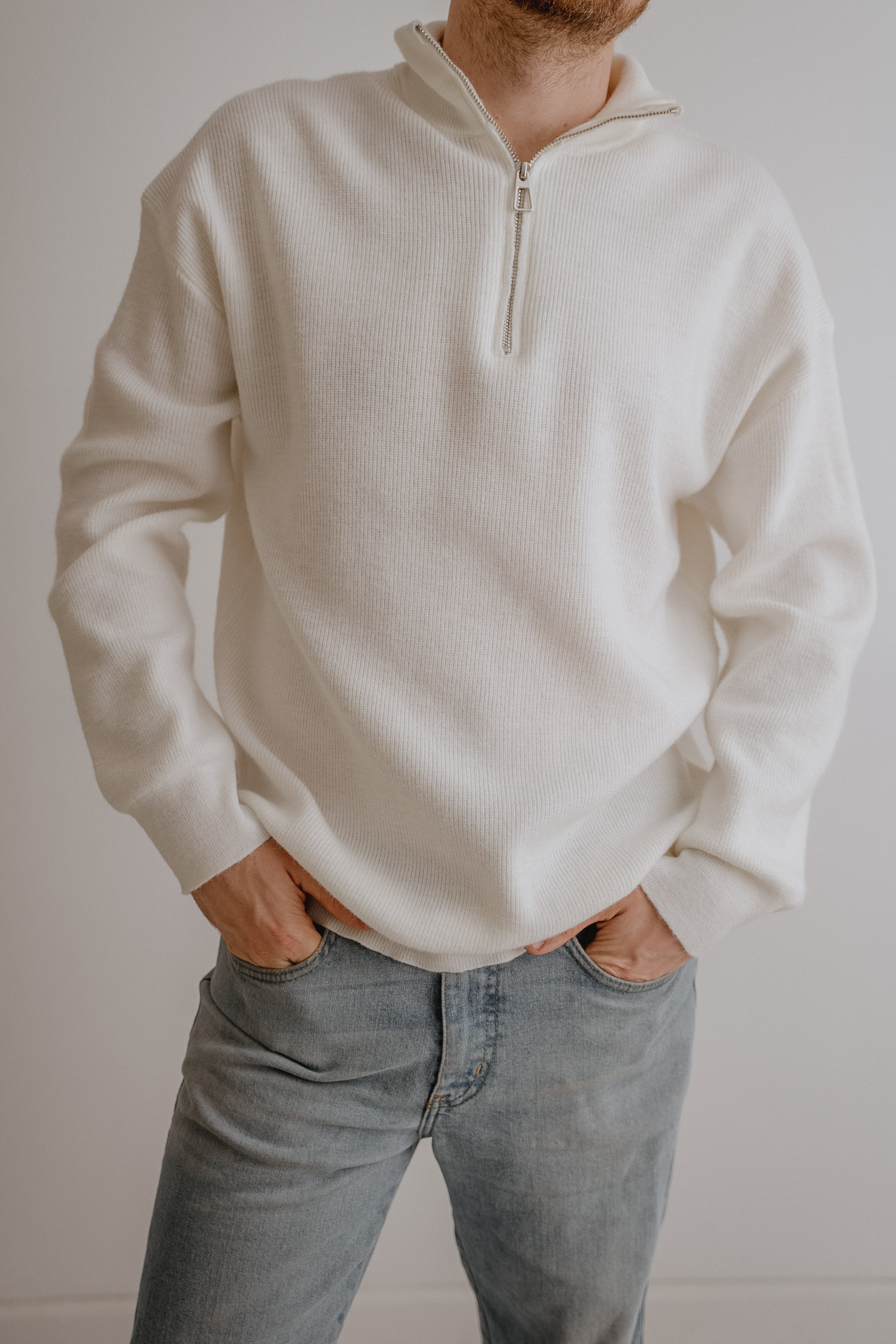 СВИТЕР БЕЛЫЙ НА МОЛНИИ XL. Фотостудия в Люберцах