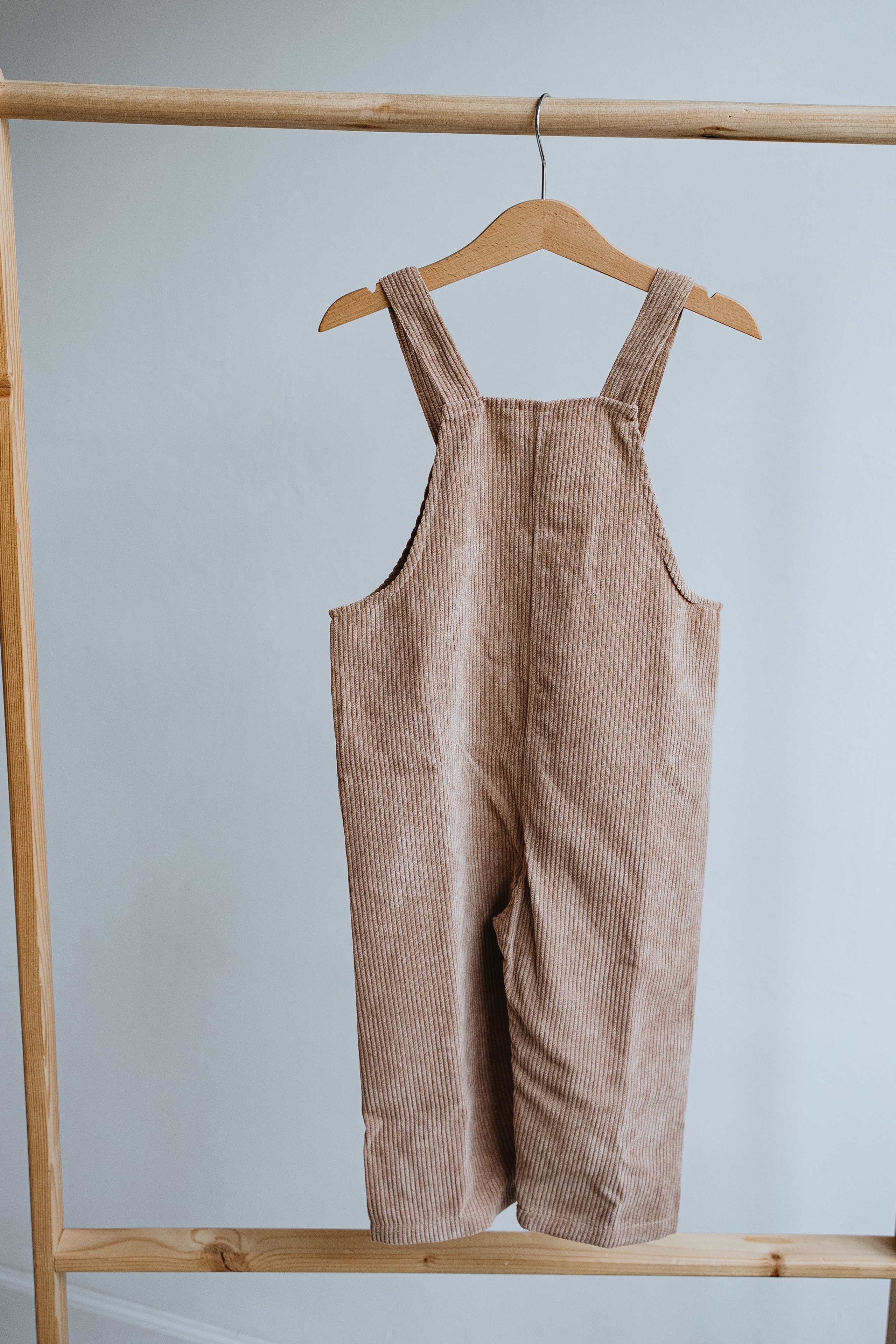 ВЕЛЬВЕТОВЫЙ БЕЖЕВЫЙ КОМБИНЕЗОН 88-95. Фотостудия в Люберцах