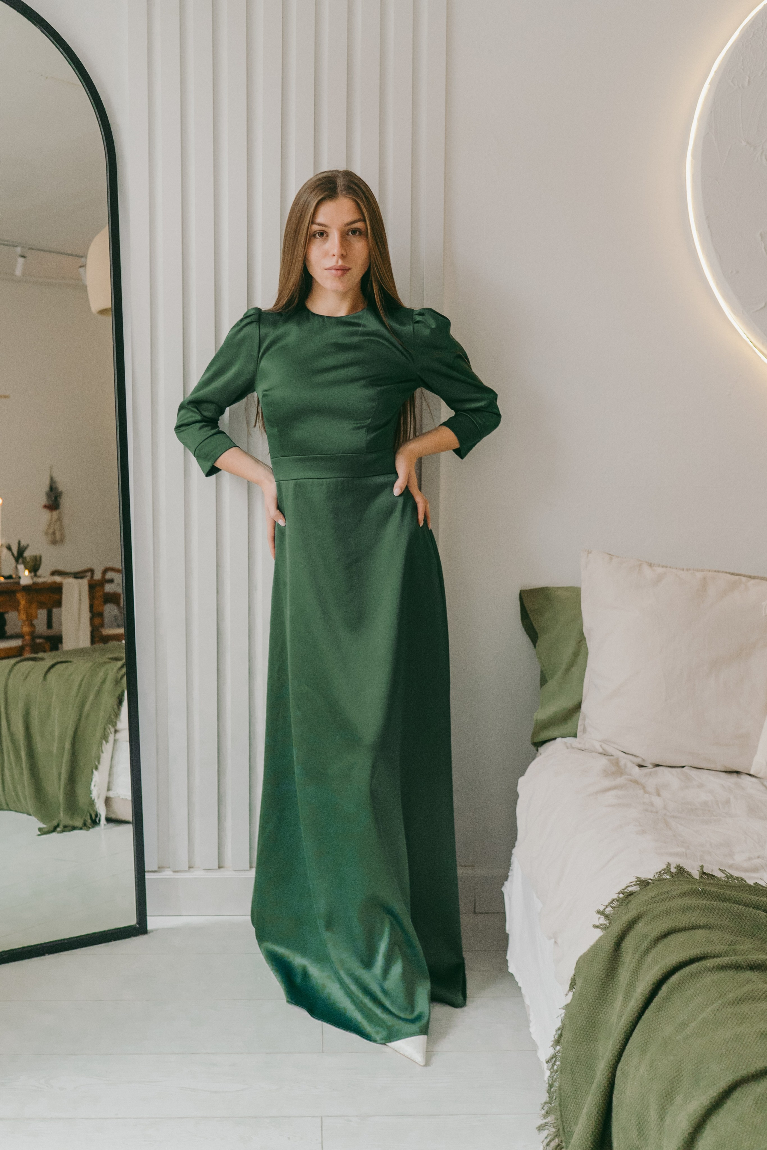 ЗАКРЫТОЕ ДЛИННОЕ ИЗУМРУДНОЕ ПЛАТЬЕ. Фотостудия в Люберцах