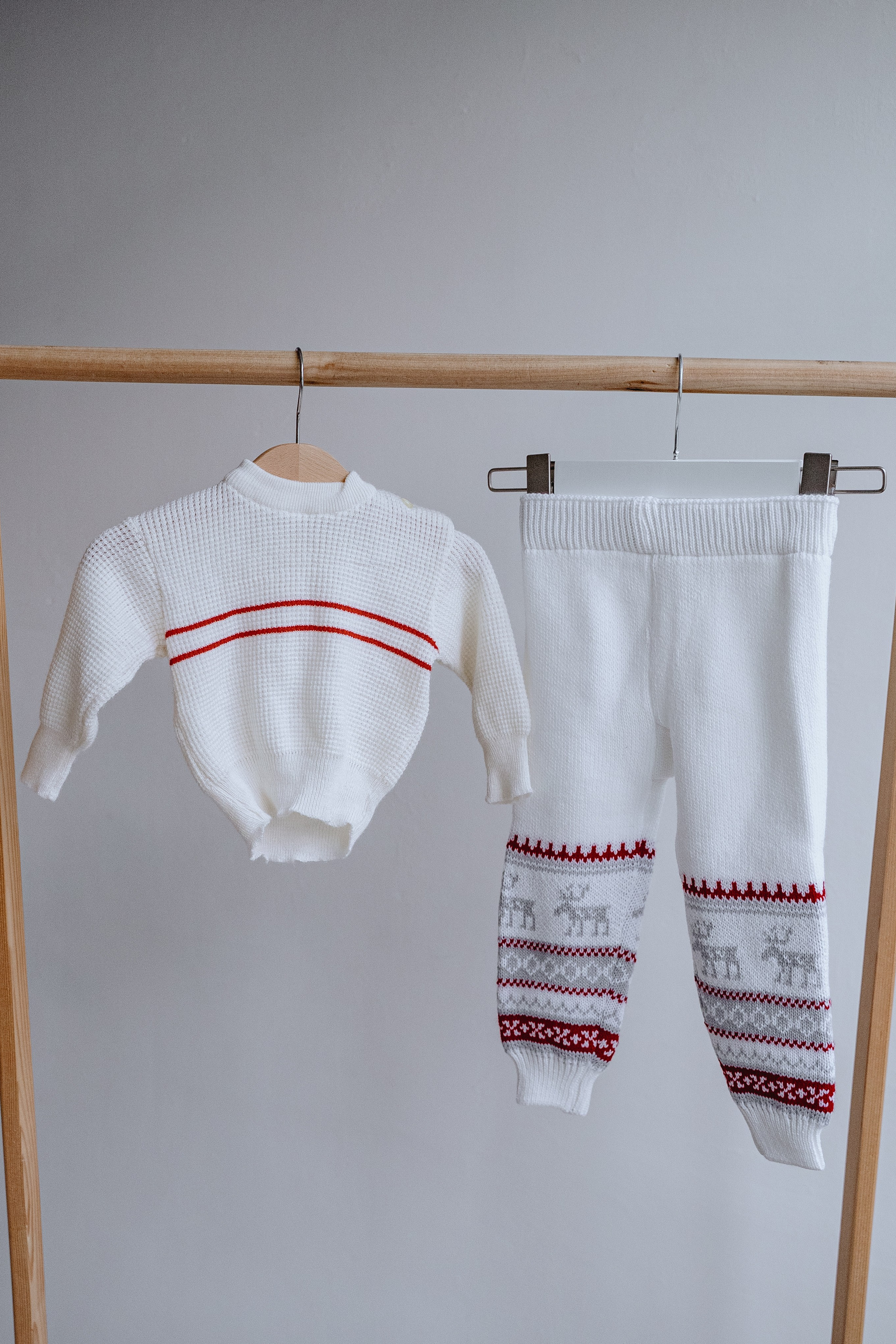 СВИТЕР БЕЛЫЙ 68 С КРАСНЫМИ ПОЛОСКАМИ. Фотостудия в Люберцах