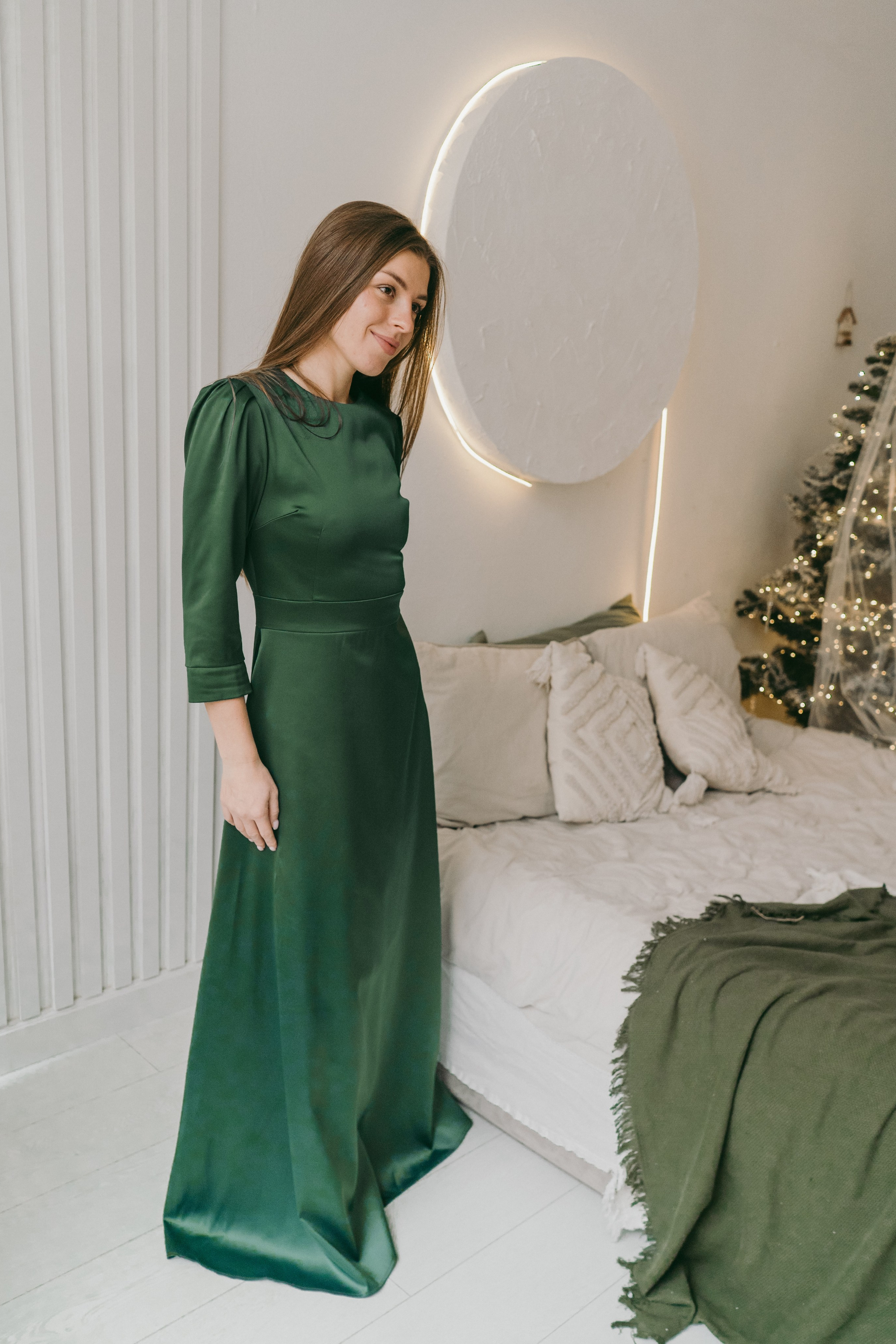 ЗАКРЫТОЕ ДЛИННОЕ ИЗУМРУДНОЕ ПЛАТЬЕ. Фотостудия в Люберцах