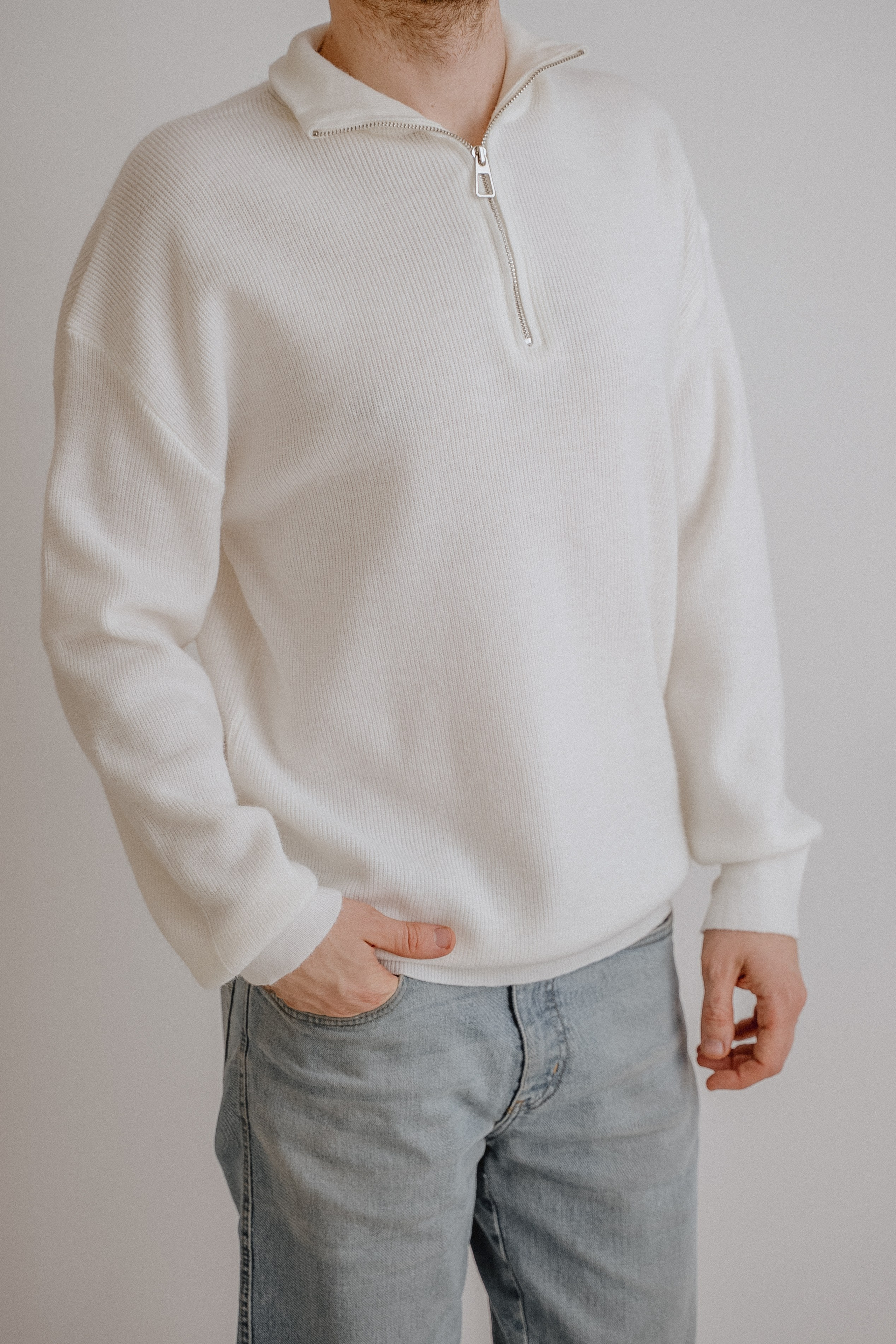 СВИТЕР БЕЛЫЙ НА МОЛНИИ XL. Фотостудия в Люберцах