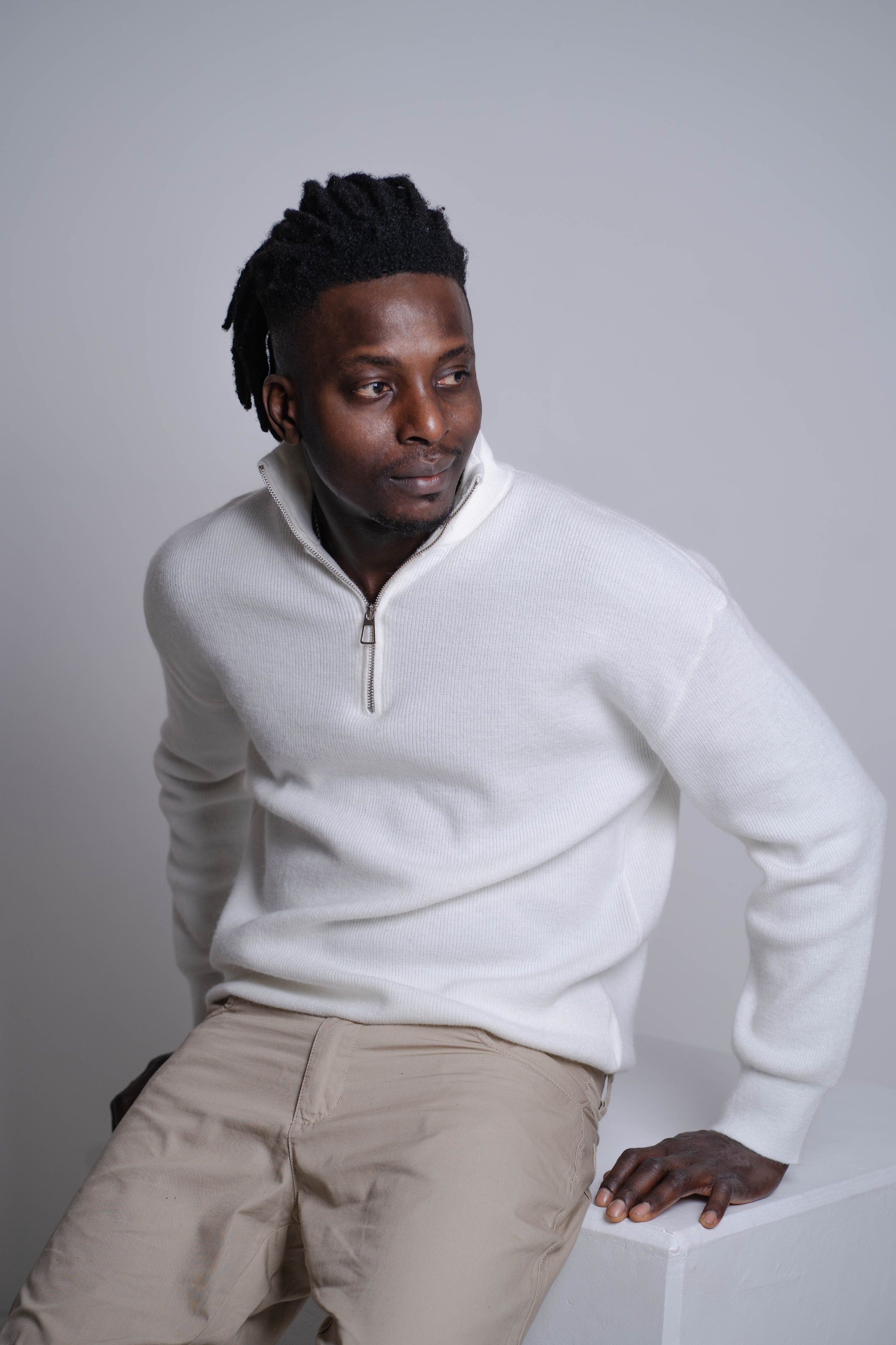 СВИТЕР БЕЛЫЙ НА МОЛНИИ XL. Фотостудия в Люберцах