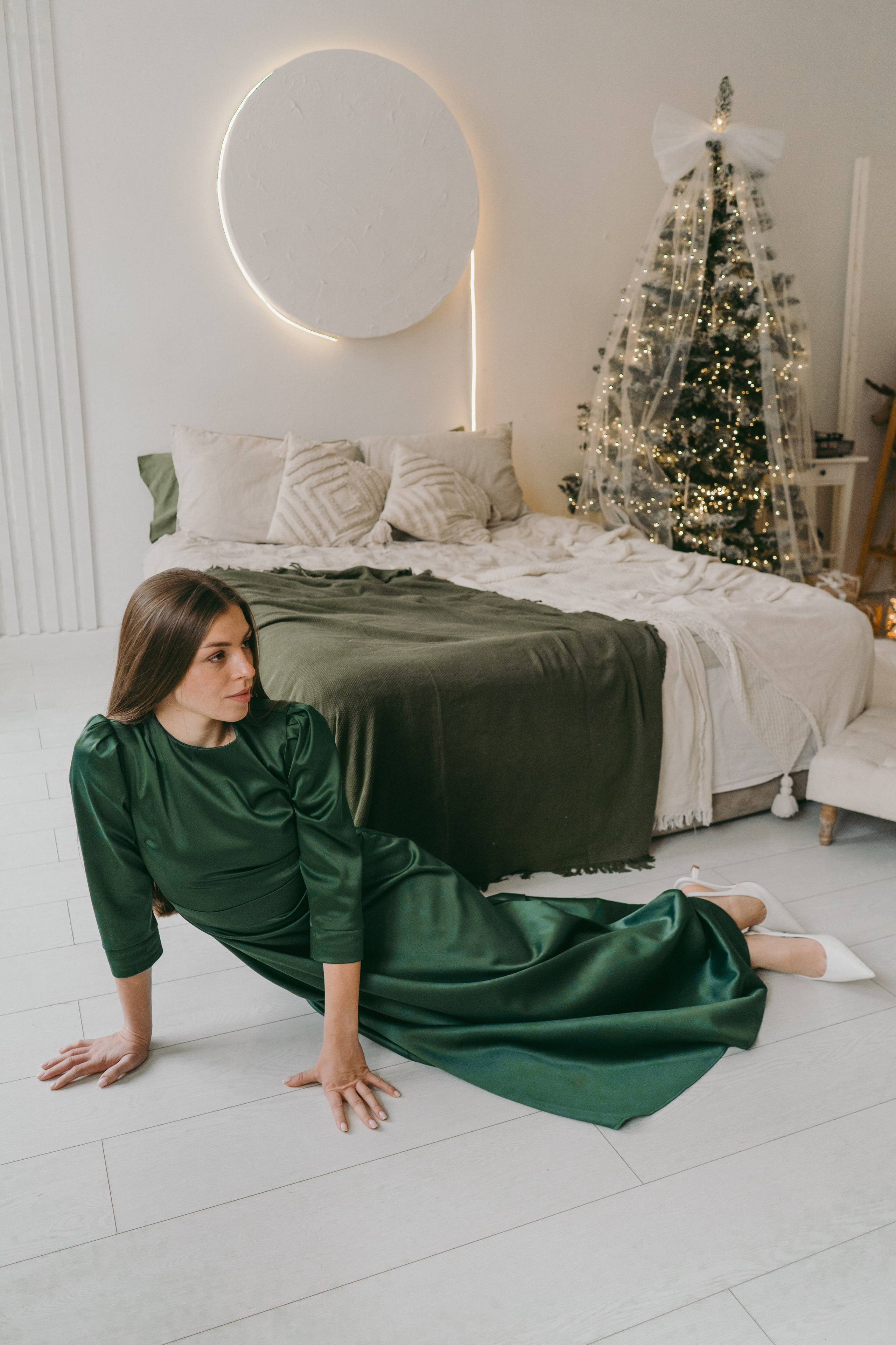 ЗАКРЫТОЕ ДЛИННОЕ ИЗУМРУДНОЕ ПЛАТЬЕ. Фотостудия в Люберцах